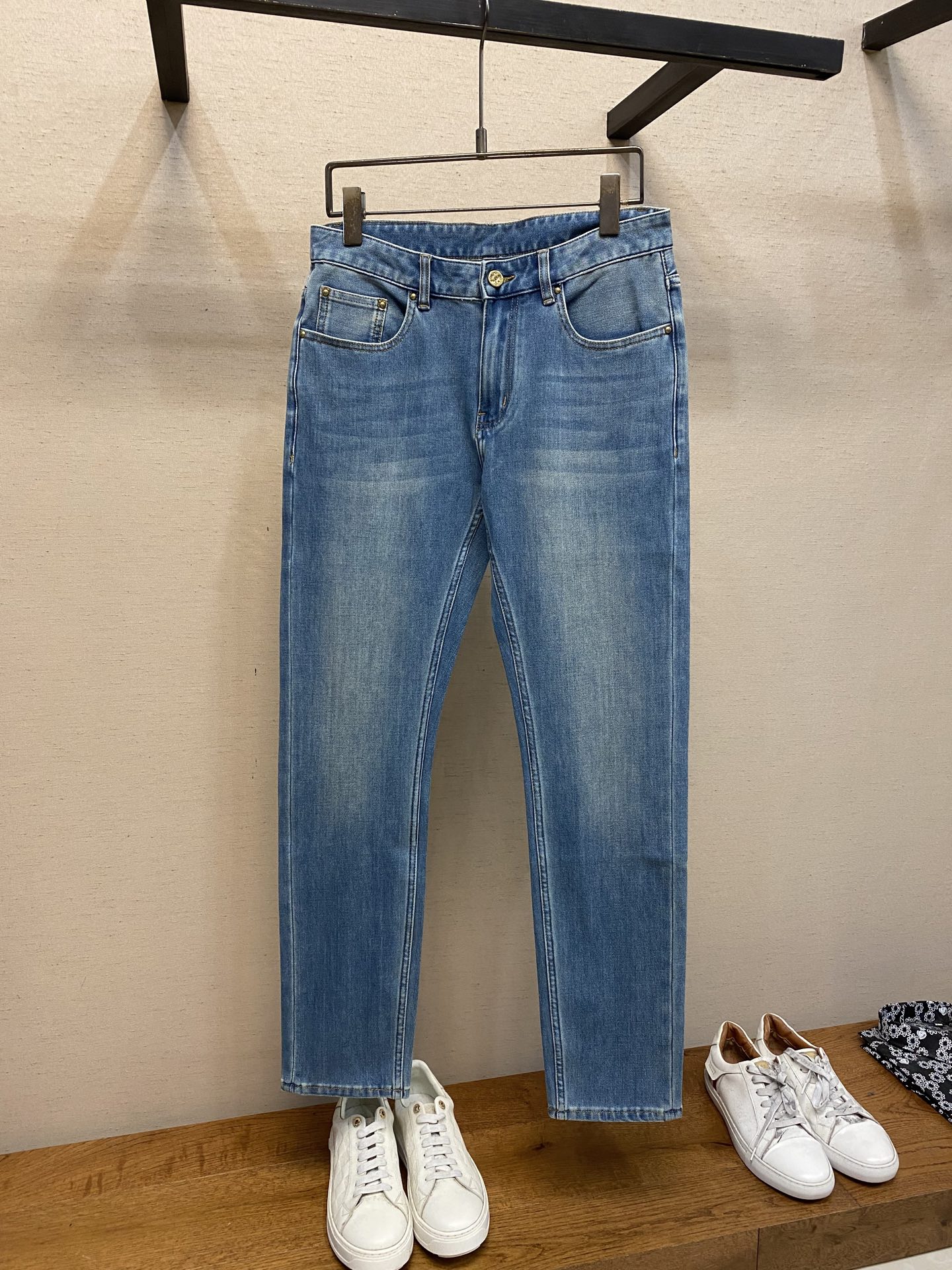 NO:118960,1V, SS is easy to wear and not picky about body shape. There are no restrictions on matching. You can set off other items in a random and simple way to show your style and posture~ I have to give it a thumbs up for its practical wear. The style/detail design is not to be chosen, and whoever wears it looks good. This jeans really have to modify the leg shape more than you imagined. The overall size is mainly comfortable. The trouser legs are just right, making them look slimmer and straight, and easily wear them all over the screen, and the lengthening and proportional aura is fully opened!  You can match any style of items, match with various T-shirts/shirts, knitted jackets, and you don’t have to worry about matching when going out every day. Size 29-38, jeans, jackets & coats,shirts,tees, t-shirt,alexander wang198609091V、ss好穿不挑身材在搭配上没有太多的限制 随意简洁的衬托其他单品,来展现自己的风格姿态～ 对于它的实穿性不得不竖起一个大拇指了,版型／细节设计没得挑,谁穿谁好看.这款牛仔裤真的要比你想象中更加修饰腿型,整体以舒适为主,裤腿大小做的恰到好处,显瘦显腿直,轻松穿出满屏的大长腿,拉长比例气场全开！ 可以百搭任何风格的单品,搭配各种T恤／衬衫,针织外套都可,日常外出不必再为搭配而烦恼了 尺码29-38,,jeans,jackets & coats,shirts,tees，t-shirt,alexander wang,Men's clothing