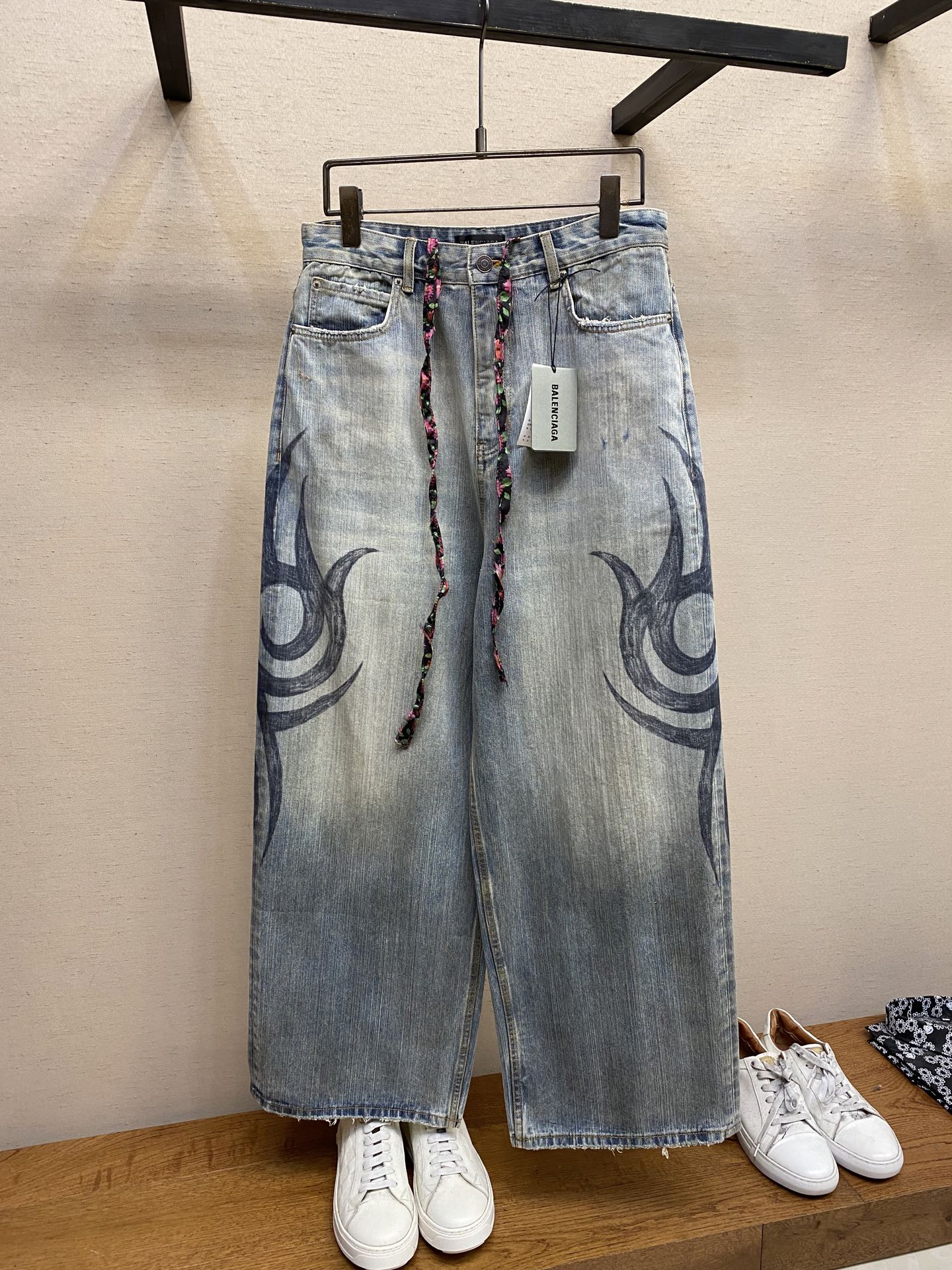 NO:118974,Balenciaga SS24 hand-drawn totem jeans loose jacket for men and women. SS24 Balenciaga autumn and winter catwalk style is made of 460 grams high-end custom fabric, with excellent washing effect, breathable and thick feel, and the details are made of pure hand-painted graffiti. The correct version of the hand-painted graffiti technology is full of details, outlines each stroke three-dimensional and dynamic. The fabric is hard and does not allow deformation. The whole dress is made of fixed woven heavy jean fabric. Independent hardware molded ready-made garments are washed with salt water. The color is also comparable to YB. The effect is super positive when paired with the same series of jackets, which is very fashionable and versatile. The same style for men and women. I fell in love with it at first sight!  Through multiple craftsmanship, it is a motorcycle with a full sense of luxury, classic and durable!! Size M-2xl, balenciaga, balenciaga, jeans, jackets & coats, alexander wang19860909Balenciaga 巴黎世家 SS24手绘图腾牛仔裤宽松夹克男女同款 SS24巴黎世家秋冬走秀款,采用460克高端定制面料,洗水效果极佳,手感透气厚实,细节都是纯手工打磨匠心工艺制造出品,正确版手绘涂鸦工艺,满满的细节,勾勒出每一笔效果立体且动感,面料硬挺不容变形全衣采用定织重磅牛仔面料,独立五金开模成衣重工炒盐水洗,颜色也是媲美YB,搭配同系列夹克效果超正,非常时尚百搭男女同款,第一眼就爱上！经过多重工艺打造满满的高级感很机车 尽显奢华经典耐穿!! 尺码M-2xl,,balenciaga,balenciaga,jeans,jackets & coats,alexander wang,Men's clothing