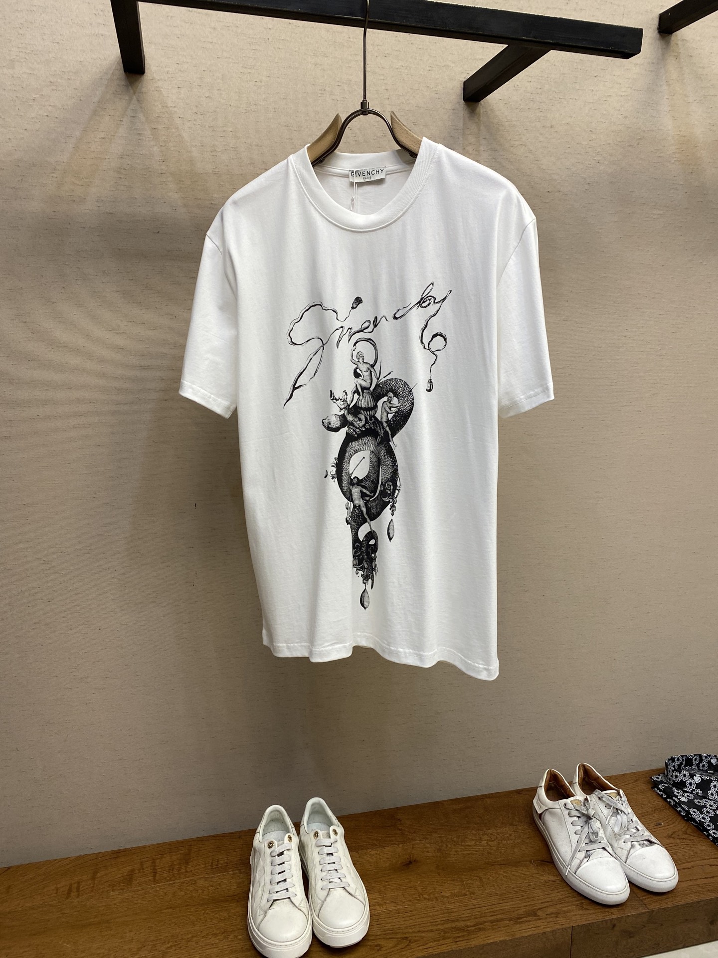 NO:118977,Givenchy/Givenchy Snake Year Limited Men's Short-Sleeve T-shirt Round Neck Pure Cotton Scan Print Classic Cut New Style is released on the official website at the same time!  The GV from high-end customs to high streets has captured the hearts of a large number of young people. Classic, fashionable and noble have always been the style of GV. You can also feel its unique design from this short-sleeved style!  This T-shirt is made of customized pure cotton. The fabric feels thick, sluggish and heavy. It has a soft texture and excellent breathability. It can be matched across spring, summer, autumn and winter!  Size S-XL, given, given, given, given, T-shirt,tees,t-shirt,alexander wang19860909Givenchy/纪梵希蛇年限定男士短袖T恤圆领纯棉签名印花经典剪裁新款 同步官网发售！从高定走向高街的GV,俘获大量年轻人的心,经典、时髦、高贵,一直是GV的风格所在,从这款短袖中也能感受它的独特设计！这款T恤衫精选客供定制纯棉材质制成,面料手感厚实垂顺克重足,质感柔软舒适透气性极佳,可横跨春夏秋冬四季搭配！ 尺码S-XL,,givenchy,givenchy,T-shirt,tees，t-shirt,alexander wang,Men's clothing