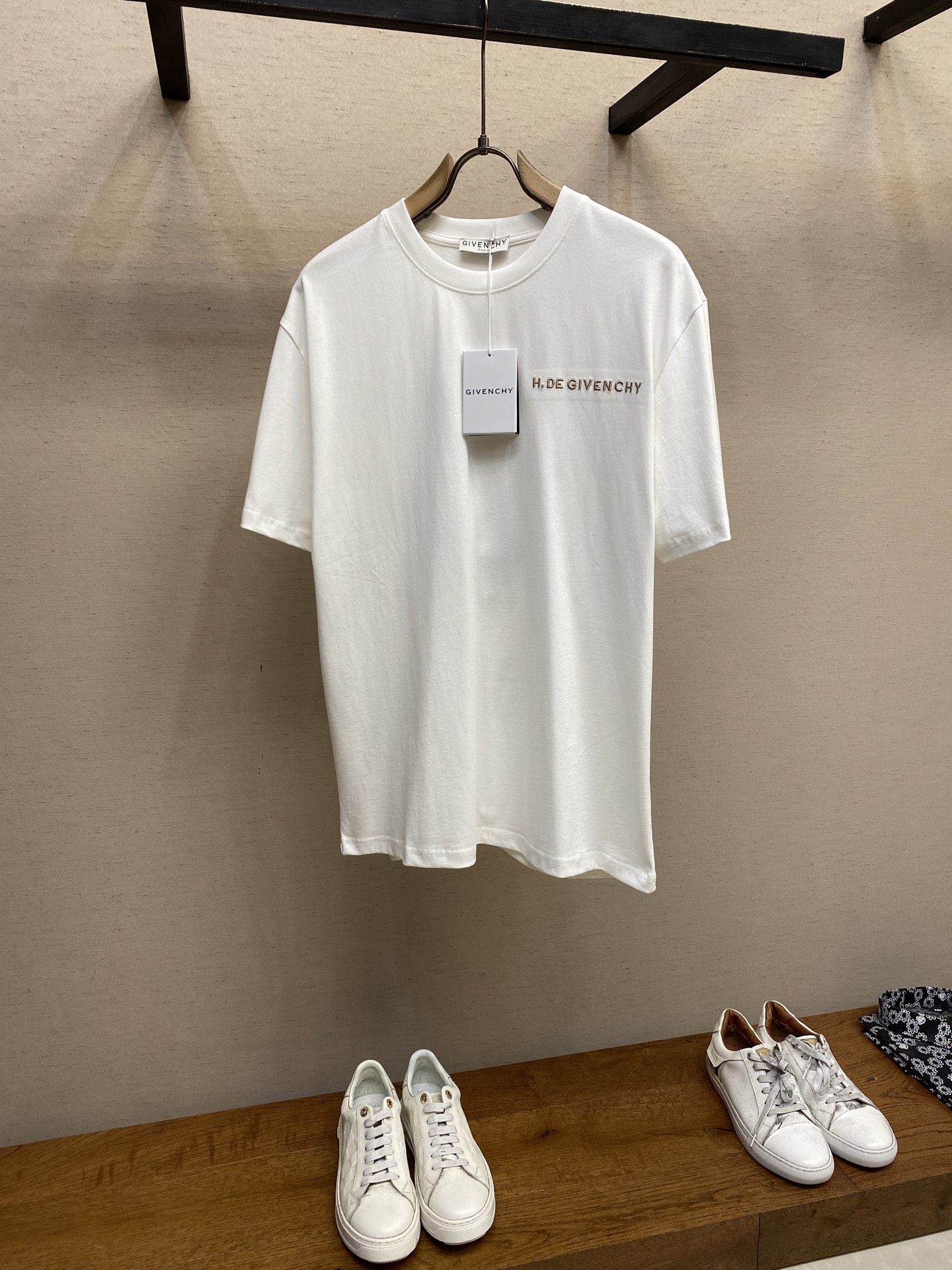 NO:118980,Givenchy, Snake Year limited short-sleeved style, same style as men and women, and is released on the official website at the same time!  The GV from high-end customs to high streets has captured the hearts of a large number of young people. Classic, fashionable and noble have always been the style of GV. You can also feel its unique design from this short-sleeved style!  This T-shirt is made of customized pure cotton. The fabric feels thick, sluggish and heavy. It has a soft texture and excellent breathability. It can be matched across spring, summer, autumn and winter!  Size S-XL, given, T-shirt,tees,t-shirt,alexander wang19860909Givenchy、蛇年限定短袖,男女同款, 同步官网发售！从高定走向高街的GV,俘获大量年轻人的心,经典、时髦、高贵,一直是GV的风格所在,从这款短袖中也能感受它的独特设计！这款T恤衫精选客供定制纯棉材质制成,面料手感厚实垂顺克重足,质感柔软舒适透气性极佳,可横跨春夏秋冬四季搭配！ 尺码S-XL,,givenchy,T-shirt,tees，t-shirt,alexander wang,Men's clothing