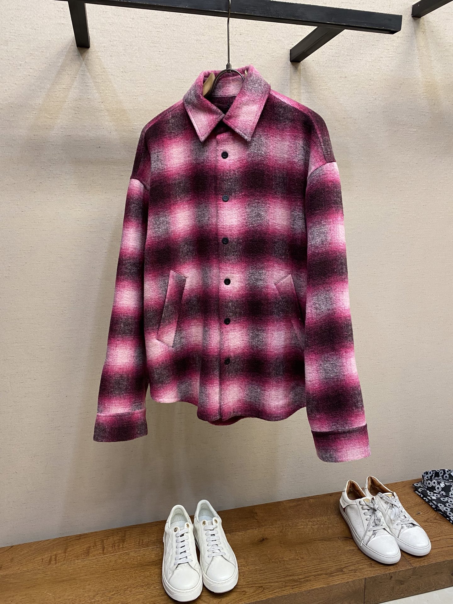 NO:118983,Balenciaga/Paris Blcg Early spring new plum powder and black plaid double-sided tweed shirt jacket Exclusive custom-developed plaid worsted double-sided tweed fabric Grid-opposed cut Engraved letter logo buttons High-version supply Size 34,36,38,,balenciaga, jackets & coats,shirts,alexander wang19860909Balenciaga/巴黎Blcg 早春新品梅粉和黑色格纹双面呢廓形式衬衫外套 独家定制开发格纹精纺双面呢面料 对格对位剪裁 镌刻字母标识纽扣 高版本供应 尺码34,36,38,,balenciaga,jackets & coats,shirts,alexander wang,Men's clothing