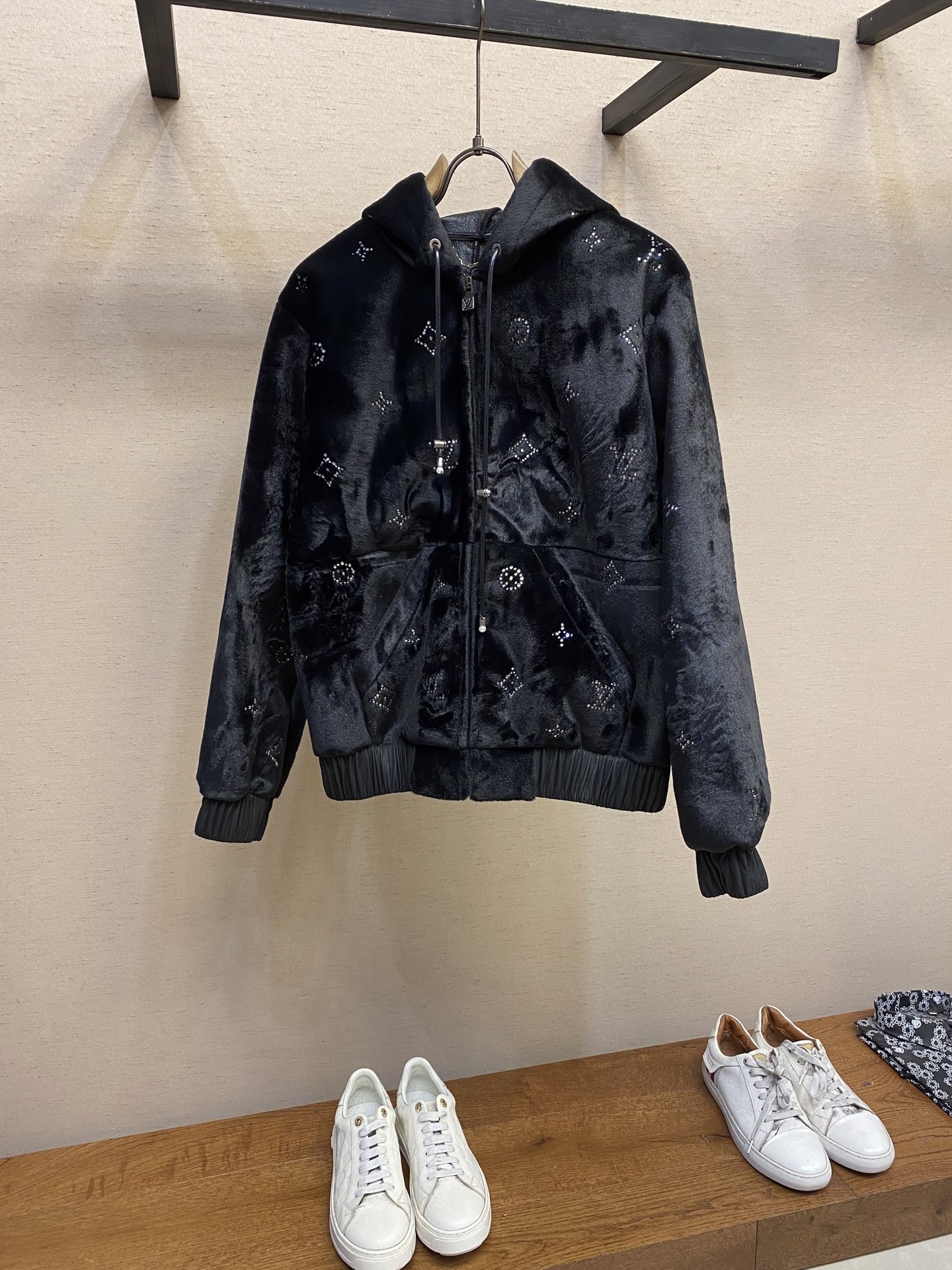 NO:118986,1V/Louis 25 new hot diamond velvet imitation fur integrated embroidered leather jacket Wang Hedi same style. The counter needs to be customized one month in advance with super heavy industry and the complex and expensive 25ss hit model, which has already stumped several batches of workers who are complicated and do not want to do it. The quality is absolutely top-notch. The overall wiring is straight and delicate. Size S-XL,,louis vuitton, jackets & coats,alexander wang198609091V/路易25新款烫钻绒毛仿皮草一体内里绣花皮外套 王鹤棣同款 专柜需要提前一个月定制超级重工而且工艺复杂昂贵的25ss爆款,已经难倒了好几批工人复杂的不想做,品质质量绝对顶.整体走线平直细腻 尺码S-XL,,louis vuitton,jackets & coats,alexander wang,Men's clothing