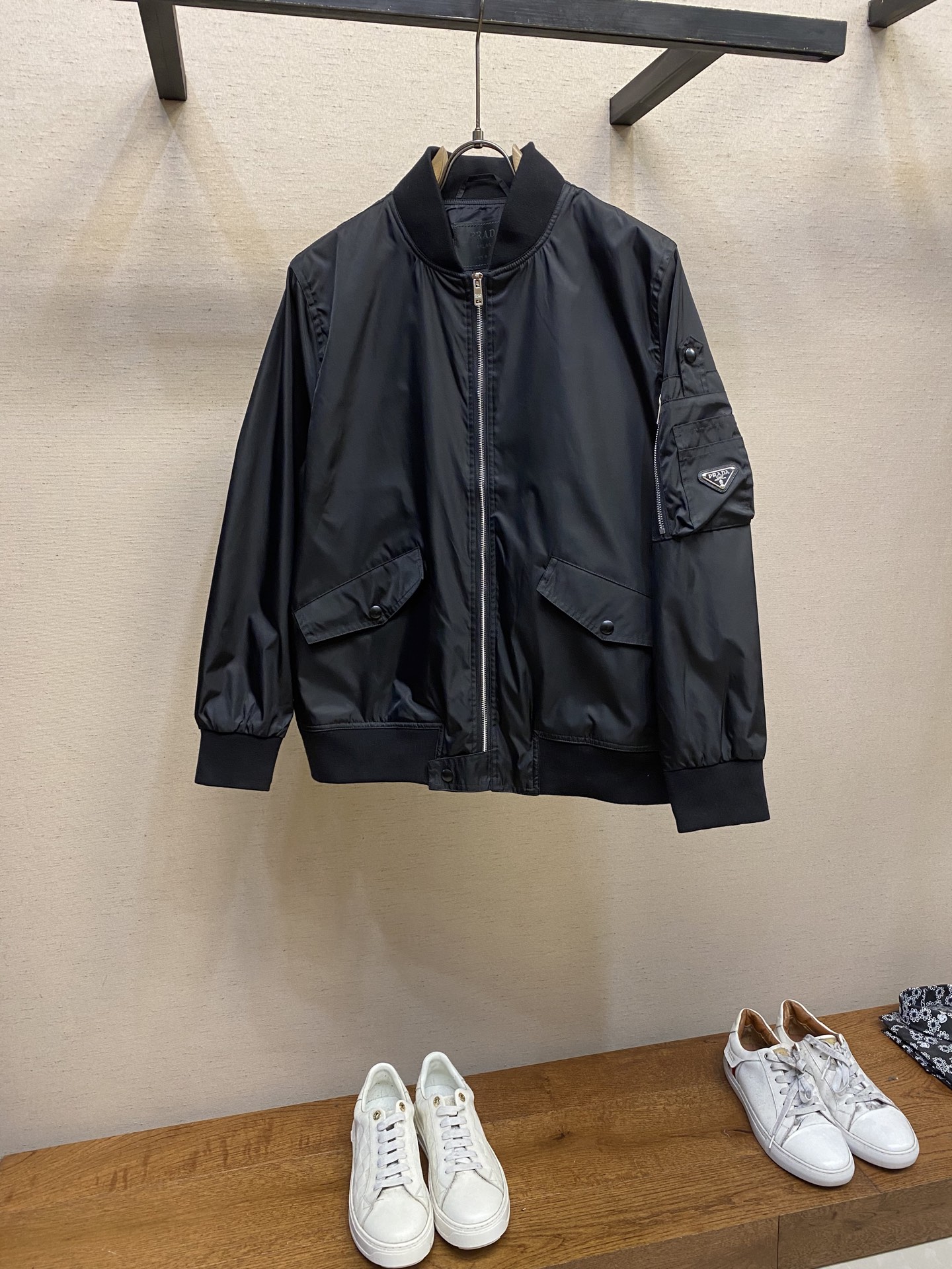 NO:118968,Prada, Prada men's recycled nylon bomber jacket, three-dimensional loose style, fashionable and stylish, and very slim and slim. Whether it is for the spring and autumn, it is very nice, high-tech fabric, windproof and waterproof, breathable and UV rays, the fabric has good sun protection function, can block UV rays well, protect the skin from UV rays, suitable for outdoor travel Size M-2xl,,prada,prada, jackets & coats,jackets & coats,alexander wang19860909Prada,普拉达男士再生尼龙飞行员夹克外套 立体裁剪的宽松版型,时髦有型的同时又非常修身显瘦～不管是春秋做为外套穿搭,还是平时用以凹造型都非常nice 高科技面料,防风防水 透气防紫外线,面料具有良好的防晒功能,能够很好的阻挡紫外线,保护肌肤不受紫外线侵袭 适合户外旅行 尺码M-2xl,,prada,prada,jackets & coats,jackets & coats,alexander wang,Men's clothing