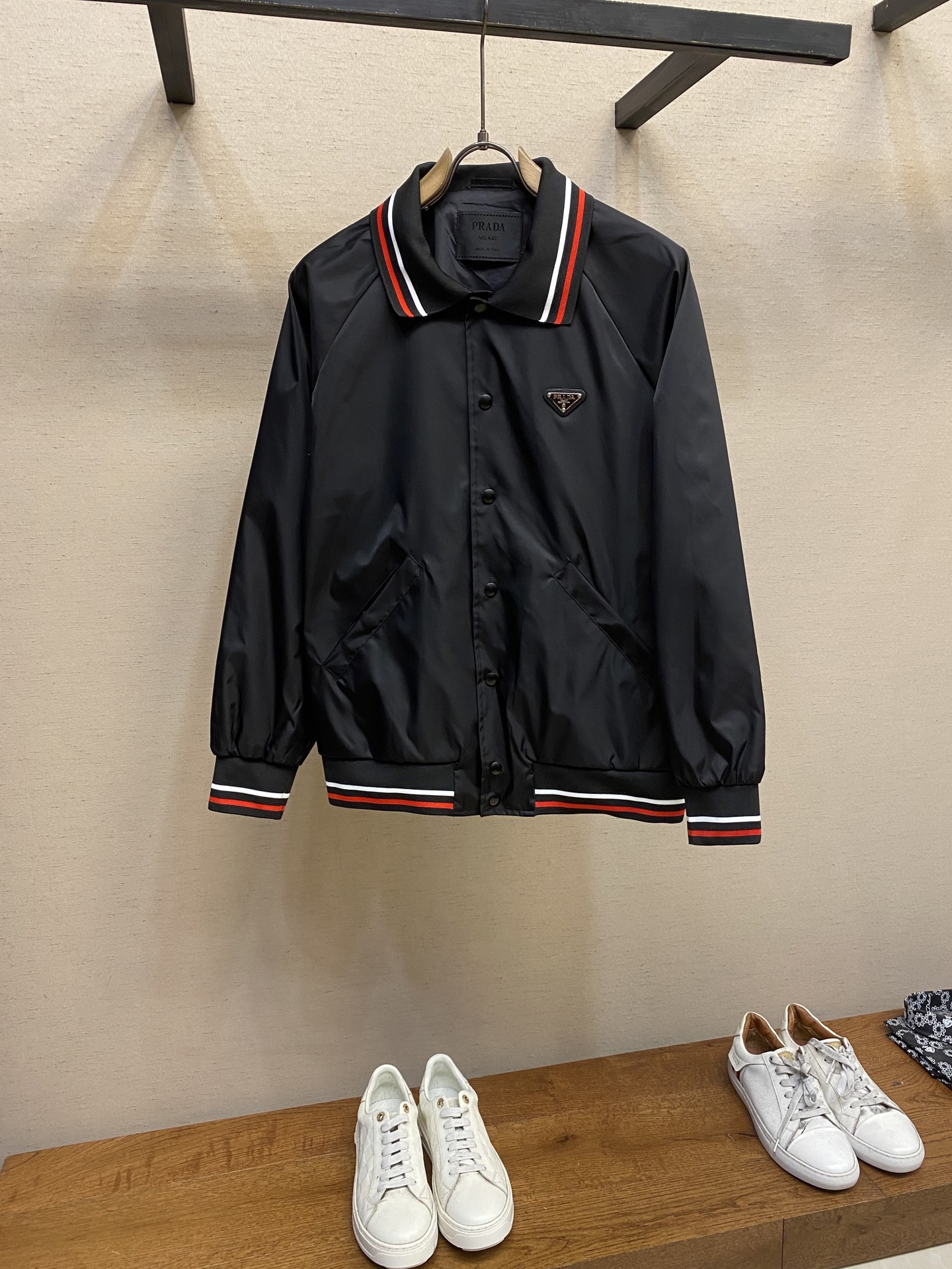 NO:118971,Prada, Prada men's Oversize style recycled nylon jacket. The three-dimensional loose style is fashionable and stylish, and it is very slim and slim. Whether it is for the spring and autumn jacket or the usual style, it is very nice. High-tech fabric, windproof and waterproof, breathable and UV rays. The fabric has good sun protection function, can block UV rays well and protect the skin from UV rays. Suitable for outdoor travel. Size M-2xl,,prada,prada,versace, jackets & coats,jackets & coats,alexander wang19860909Prada,普拉达男士Oversize版型再生尼龙夹克外套 立体裁剪的宽松版型,时髦有型的同时又非常修身显瘦～不管是春秋做为外套穿搭,还是平时用以凹造型都非常nice 高科技面料,防风防水 透气防紫外线,面料具有良好的防晒功能,能够很好的阻挡紫外线,保护肌肤不受紫外线侵袭 适合户外旅行 尺码M-2xl,,prada,prada,versace,jackets & coats,jackets & coats,alexander wang,Men's clothing