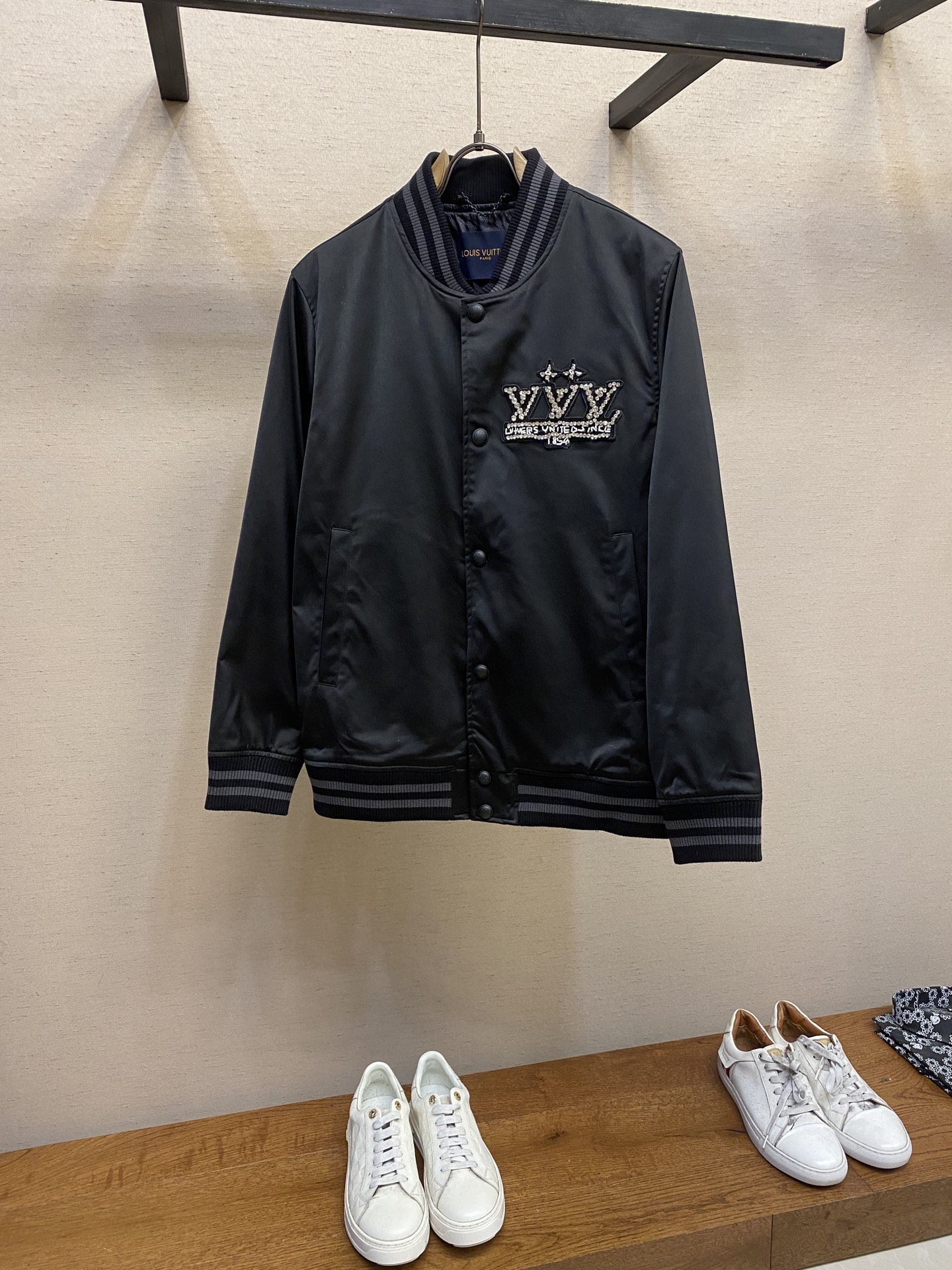 NO:118966,1V, 2025SS spring new short loose baseball uniform jacket jacket for men and women, couples wear, couples' flight suit jacket jacket 1 double-sided customized fabric, draped, wrinkle-resistant and high-end feeling, the upper body is very soft and comfortable, wear one outfit, top luxury goods, three-dimensional and stylish!  2 It is very youthful and youthful and energetic, and can be easily controlled by both men and women, which is very consistent with the current fashion aesthetic concepts of young people!  3 full set of customized auxiliary materials, complete three standards, same style for men and women. Size M-2xl,,jackets & coats,jackets & coats,alexander wang198609091V、2025SS春季新款短款宽松型棒球服夹克外套男女同款情侣装 情侣款飞行服夹克外套 1双面定制面料 垂感 抗皱高级感十足,上身非常柔软舒适,一衣双穿 顶级奢侈品加持 上身立体有型！ 2非常富有年轻感与青春活力范儿,男女都可轻松驾驭,非常符合当下年轻人的时尚审美观念！ 3 全套定制辅料,三标齐全、男女同款 尺码M-2xl,,jackets & coats,jackets & coats,alexander wang,Men's clothing