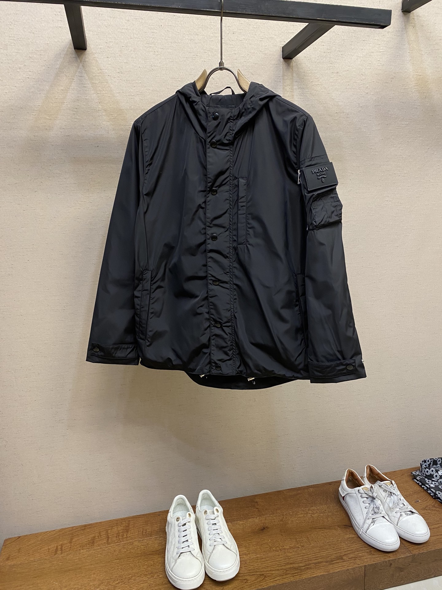 NO:118965,Prada recycled nylon jacket, with three-dimensional slim tailoring design, excellent upper body effect, and the overall layout configuration is just right, so it can be slim and not look too tight, very natural, not too dry and presumptuous, a jacket that can be easily controlled by both men and women!  Size M-2xl, prada, jackets & coats, jackets & coats, alexander wang19860909Prada再生尼龙夹克外套,立体修身的裁剪设计,上身效果非常出众,整体的版型配置更是恰到好处,即可修身有度又不会显得过于的紧身,十分自然即不会过干的放肆,男女都可以轻松驾驭的一款外套！ 尺码M-2xl,,prada,jackets & coats,jackets & coats,alexander wang,Men's clothing