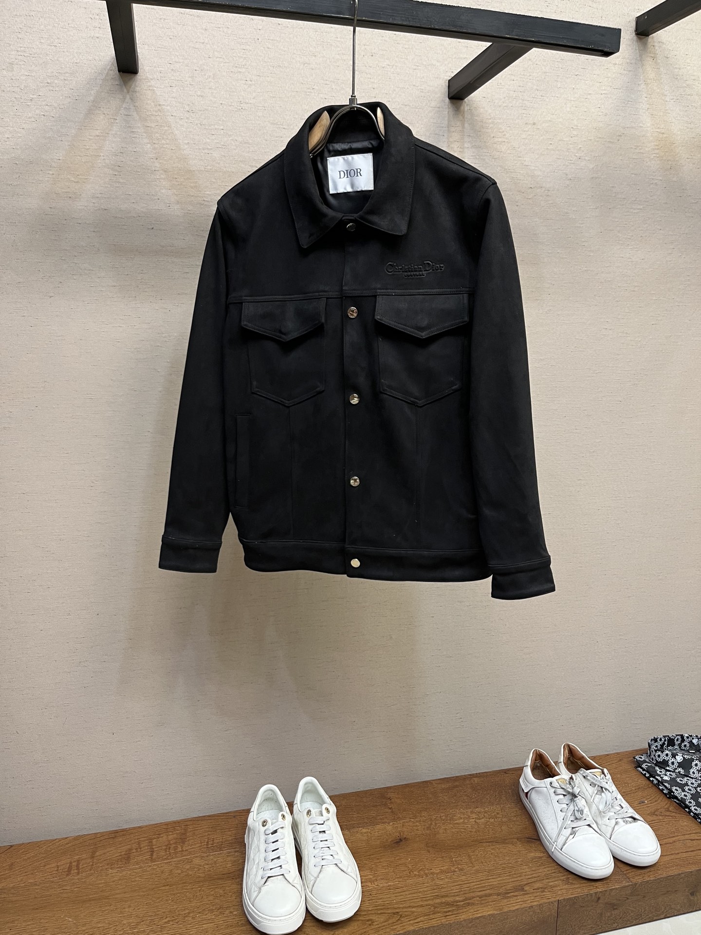 NO:118962,Dior and 25SS latest CD letter embossed pattern suede jacket, men's high-end urban lapel jacket. The channel goods of private nature are coming again, platinum-grade tasting things. CD family hot elements portray, smooth and delicate suede fabric, a wonderful item with an outstanding temperament!  A god-level item that makes all tops look eclipsed!  When I encounter such an excellent product, I am willing to call it the strongest!  The style of this shirt jacket is very distinctive and unique, with lettering webbing details, engraved metal snap buckles, and the lining is designed with dark-patterned jacquard letter patterns, highlighting the fashionable atmosphere, emphasizing the classic soul texture, highlighting the beauty of luxury and fashion. This style really has a natural high street beauty, meeting all your outfit needs, allowing you to look down at the whole world with trends!  The smooth and delicate suede fabric is crisp and comfortable, with soft texture, and the simple lines are easy to wear with a decent and elegant texture. The suede texture has a retro feel and a strong autumn and winter atmosphere. The rich but not ostentatious easily shows the affinity and high-end sense of clothing. Heavy texture, exquisite details, loose and stylish, full of silhouette and layering. The style is excellent, the upper body effect is unparalleled, and it is destined to be an excellent styling item that goes out, with a great return rate. Size M-2xl,,dior,dior,jackets & coats,jackets & coats,chamois leather,alexander wang19860909Dior、 25SS最新款CD字母压纹图案麂皮绒夹克,男士高端都市风尚翻领外套.私密性质的渠道货再次来临,白金级品鉴心水之物.CD家族热元素刻画,顺滑细腻的麂皮绒面料,一款气质绝伦的妙曼单品！让所有上衣都黯然失色的神级单品！ 遇到一款如此的绝佳产物,我愿意称之其为最强！此款衬衣夹克的风格十分之鲜明独特,字母织带细节,刻字金属按扣开合,内衬采用暗纹提花字母图案设计,彰显时髦气息,着重强调经典的灵魂质感,凸显奢华时尚之美.此款真的有着浑然天成的高街美感,满足你的一切穿搭所需,让你用潮流俯视整个世界！ 顺滑细腻的麂皮绒面料,挺括舒适,质地柔软,简洁的线条廓形容易穿出得体优雅的质感,麂皮绒质地具有复古感和浓浓秋冬气息的颜色,浓郁却不张扬的轻松就展现出了服装的亲和力和高级感.重磅质感,细节精致感十足,宽松有范,廓形、层次感十足.版型绝佳,上身效果无与伦比,注定属于出街的优秀造型单品,回头率爆表 尺码M-2xl,,dior,dior,jackets & coats,jackets & coats,chamois leather,alexander wang,Men's clothing