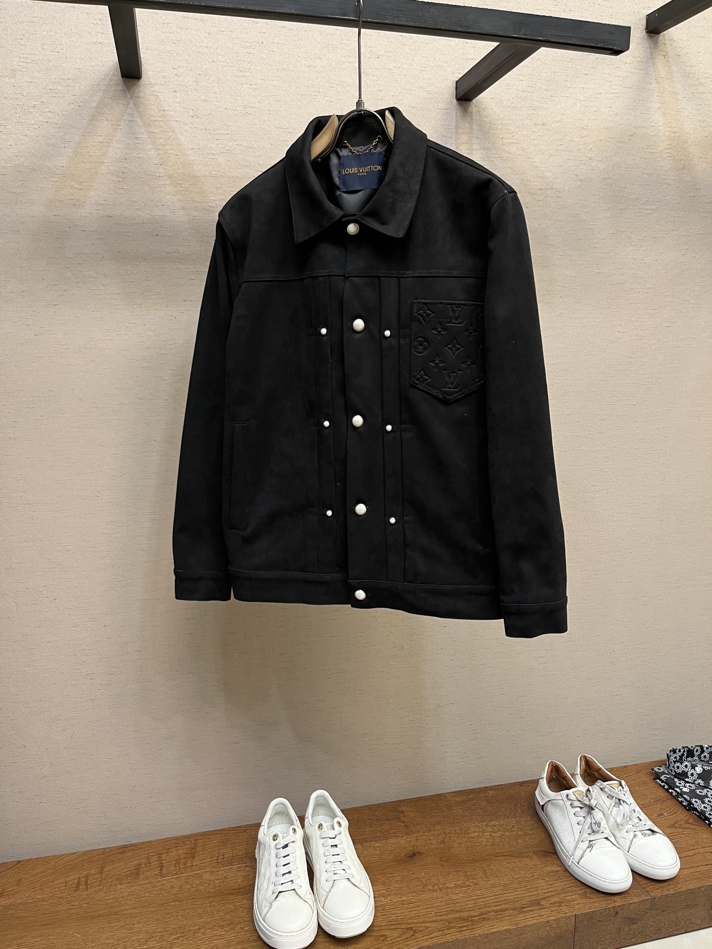 NO:118964,1V, 2025 men's new pocket suede jacket, carefully crafted with suede leather, classic style, highlighting novelty, while also enhancing the fashion sense of the style, highlighting the classic charm, and creating a refined look. The overall style is a relaxed and casual shirt jacket, customized with the same color inner lining, and the full quality is developed. Size M-2xl,, jackets & coats, jackets & coats,shirts,chamois leather,alexander wang198609091V、2025男士新款口袋麂皮绒夹克外套,采用麂皮绒皮革精心制作,经典版型,凸显新意同时也能提升款式的时尚感,彰显经典魅力,打造精致造型.整体是一件轻松随意、易于穿搭的衬衫式夹克,定制同色系内里,全品相开发 尺码M-2xl,,jackets & coats,jackets & coats,shirts,chamois leather,alexander wang,Men's clothing