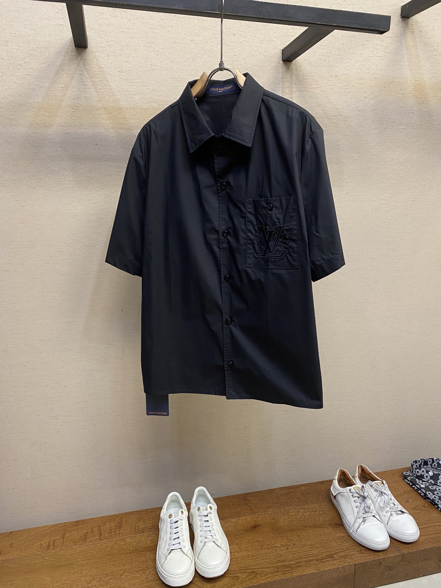 NO:120642,1V, Louis Vuitton 25ss lv cotton poplin short-sleeved shirt draws travel inspiration from the 2025 spring and summer show, embroidered with sequins embroidered logo for chest pockets, open collar design highlights modern style, formal and casual, custom hardware, threads, auxiliary materials, pairing, same style for men and women, sizes S, M, L,, louis vuitton, louis vuitton,shirts, T-shirt, alexander wang198609091V,路易威登 25ss lv棉质府绸短袖衬衫 汲取2025 春夏秀场的旅行灵感 为胸袋点缀亮片刺绣标识 开领设计彰显摩登格 正式休闲两相宜 定制五金 螺纹 辅料 对版对位 男女同款 尺码S,M,L,,louis vuitton,louis vuitton,shirts,T-shirt,alexander wang,Men's clothing