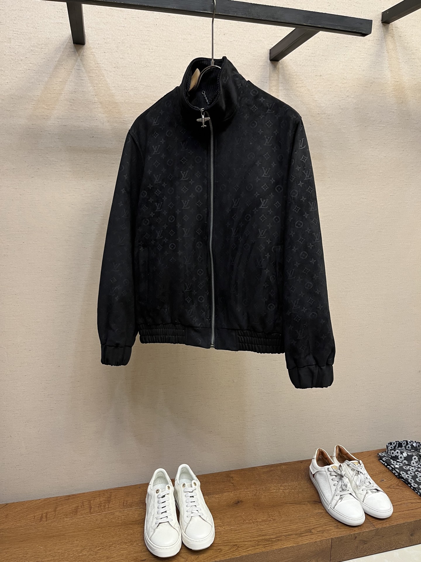 NO:120622,1V25SS suede suede stand collar baseball jacket jacket uses original open mold custom leather suede fabric. This fabric feels soft and elastic, which not only retains the toughness and durability of the leather, but also gives it a unique suede texture. The embossing process of the back is made of the cloth, and the presbyopia pattern is three-dimensional and regular. The whole body presbyopia pattern is symmetrical according to the access control left and right, infrared alignment material, and the scrap rate is high and high loss. Zipper independent mold opening aircraft zipper head. Tightly pure cotton thread spliced ​​suede sleeves, the inner lining is customized with copper ammonia fiber, making the inner lining more comfortable. Sizes 46, 48, 50, 52,, jackets & coats, jackets & coats, chamois leather, alexander wang198609091V25SS绒面麂皮立领棒球服夹克外套 采用原版开模定制的皮革麂皮绒面料,这种面料触感柔软而富有弹性,既保留了皮革的坚韧耐用性,又赋予了其独特的绒面质感.后做匹布压纹工艺,老花图案立体规整.全身老花图案根据门禁左右对称,红外线对位材料,报废率高损耗高.拉链独立开模飞机拉链头.紧密纯棉螺纹拼接麂皮袖,内里采用铜氨纤维定制黑色丝质内里,贴身更加舒适 尺码46,48,50,52,,jackets & coats,jackets & coats,chamois leather,alexander wang,Men's clothing