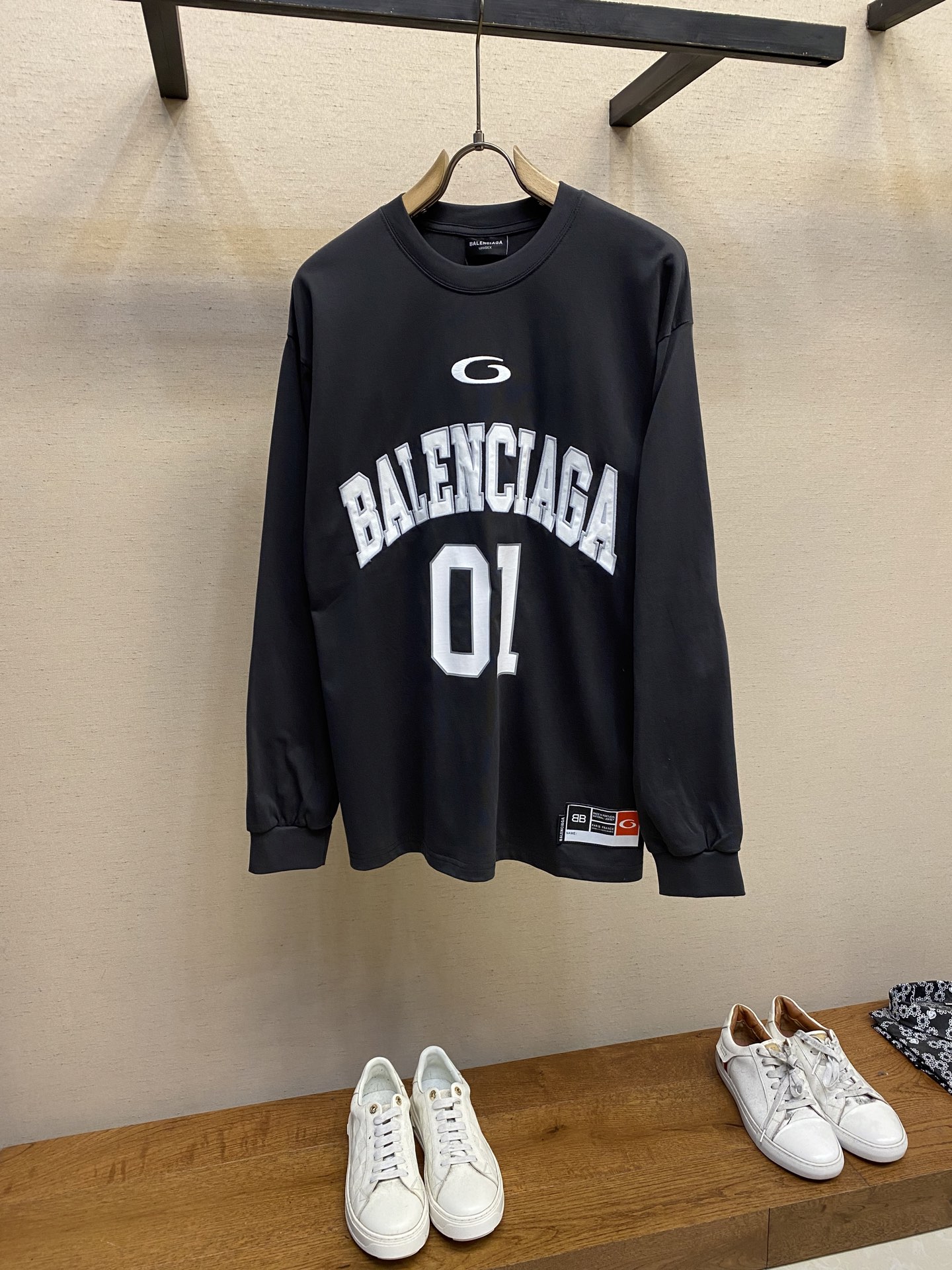 NO:120619,Balenciaga, BLCG 2025ss Basketball Series - Off-white vintage jersey large-size long-sleeved T-shirt Retro jersey round neck long sleeve condensed cuffs Front and back embroidered with basketball artwork Size XS-L,,balenciaga,tees, t-shirt,alexander wang19860909Balenciaga、BLCG 2025ss Basketball Series - 米白色复古平纹针织大号版型长袖T恤 复古平纹针织面料 圆领 长袖 缩褶袖口 正面和背面饰以basketball艺术作品刺绣 尺码XS-L,,balenciaga,tees，t-shirt,alexander wang,Men's clothing