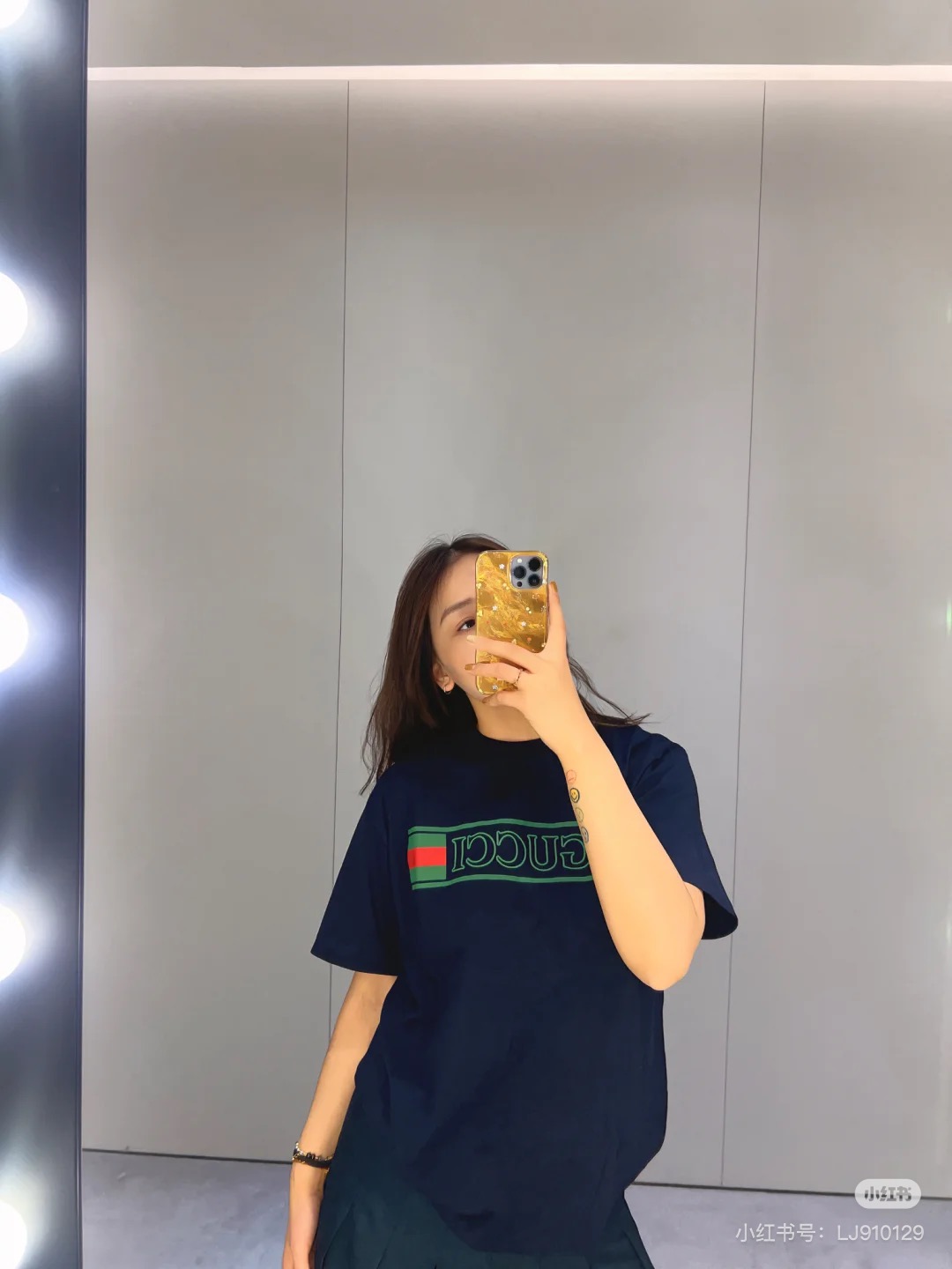 NO:121427,GU flag print and embroidered round neck short sleeves. The colors are sold in white and blue. Fine velvet knitted cotton fabric, GU webbing flag printing, three-dimensional embroidery process, round neck short sleeves, standard version, full set of auxiliary materials. Pure cotton knitted plain fabric is made of 15S fine cotton plain fabric, 230g; matched with 32S double yarn thread, 300g. Plain weave fabric made of cotton fiber treated with combed process. Compared with ordinary cotton fabrics, its fiber arrangement is more neat and dense, so it has better texture and luster. 15S fine cotton plain fabric is a high-quality cotton fabric, which has the characteristics of softness, comfort, good breathability, and good durability. # Silicone oil high-density elastic paste printing  Silicone oil high-density elastic glue printing is a special printing process with good elasticity and adhesion. The scratch resistance of high-density elastic glue is 5 times that of ordinary glue, which can ensure that the printing pattern is not easily scratched during wear and use. Good washing resistance, even after multiple washings, the printing pattern can still remain clear and bright. # Three-dimensional needle embroidery process The main body of the letter adopts precision needle embroidery process; the embroidery is very fine and dense, the pattern is clear and the line feel is strong. The line is combined with the encryption process, and the embroidery body has a subtle matte visual texture; the embroidery effect is three-dimensional and full. The flat embroidery thread is uniquely designed, and the embroidery is very fine and dense; the overall stitching is fine and the texture is consistent, which adds a sense of layering to the simple design. # Round neck straight cylinder version  Loose clothes cut, no body typing or body shape. Round neck collar, shoulder line drops shoulder width, no shoulder width, elastic inserts are embedded inside to prevent multiple wear and washing clothes. The cuffs and bottom edges of the hem are used to fix the double-bright edges. Number of codes XS S M L,,T-shirt,alexander wang19860909GU旗帜印绣圆领短袖.发售色系白色、蓝色 细绒针织棉面料、GU织带旗帜印花、立体刺绣工艺、圆领短袖、标准版型、全套辅料配备 纯棉质针织平纹面料 采用15S精棉平纹面料,230g；搭配32S双纱螺纹,300g.采用精梳工艺处理的棉纤维制成的平纹织物,相对于普通棉布而言,它的纤维排列更加整齐、密度更高,因此具有更好的质地和光泽.15S精棉平纹面料是一种高品质的棉质面料,具有柔软舒适、透气性好、耐用性好等特点. # 硅油高密度弹力胶浆印花 硅油高密度弹力胶浆印花是一种特殊的印花工艺,具有良好的弹性和附着力,高密度弹力胶浆的抗刮性能是普通胶浆的5倍,能够确保印花图案在穿着和使用过程中不易被刮损.良好的耐洗水性,即使在多次洗涤后,印花图案依然能够保持清晰和鲜艳. # 立体挨针刺绣工艺 字母主体采用精密挨针绣工艺；刺绣非常精细针法绵密,图案清晰且线条感和立体感强.亚麻材质绣线结合加密处理,绣体具有微妙的哑光视觉质感；刺绣效果立体饱满.平绣的挨针走线独特设计,刺绣非常精细针法绵密；整体针脚细密,精细度质感一致,为简约设计增添了层次感. # 圆领直筒版型 宽松衣型裁剪,不束身不限制身型.圆领领口,肩线落肩,不限制肩宽,内部做缝处以弹力嵌条的嵌入防止多次穿洗后衣身走行.袖口、下摆底边采用的分别专机辑双明线收边固定. 码数 XS S M L,,T-shirt,alexander wang,Men's clothing