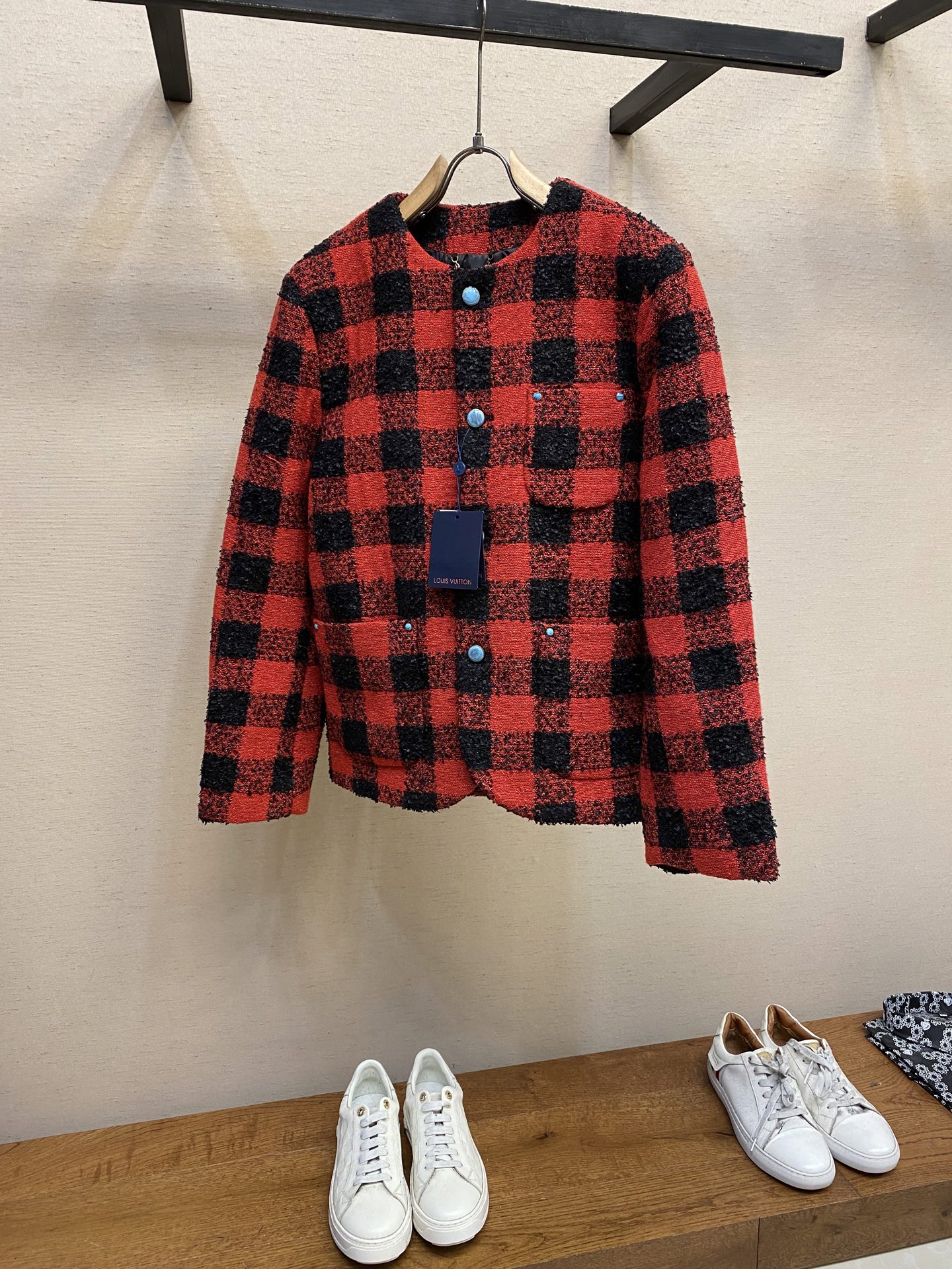 NO:120652,1V, red turquoise suit jacket. The fabric is made of wool cotton viscose fiber blend material. The fabric is made of high-temperature shaped composite air layer to achieve the original three-dimensional effect. The alignment patch pocket design is designed. The threshold is made of new natural turquoise buckles. The pearl face is clearly and delicate, and hand-engraved. The cuffs are matched with ancient gold buckles, genuine leather hooks are matched with bronze chains, a full set of open mold custom hardware accessories, and three-standard auxiliary materials are fully equipped. The inner lining is customized for one month. Copper ammonia fiber chess board lattice dark pattern jacquard inner lining, which is different from all low-end products on the market. Sizes S, M, L,, jackets & coats, jackets & coats, business suit, alexander wang198609091V、红色绿松石西装夹克外套.面料采用羊毛棉粘胶纤维混纺材料,面料通过高温定型复合空气层,使达到原版的立体效果,对位贴袋设计,门槛采用新款天然绿松石扣做开合,珍珠面刻字清晰细腻、手工刻字.袖口搭配古金四合扣点缀,真皮吊钩搭配古铜链条,全套开模定制五金配件,三标辅料配备齐全.内里内衬定制周期一个月铜氨纤维棋盘格暗纹提花内里,区别市面所有低端货 尺码S,M,L,,jackets & coats,jackets & coats,business suit,alexander wang,Men's clothing