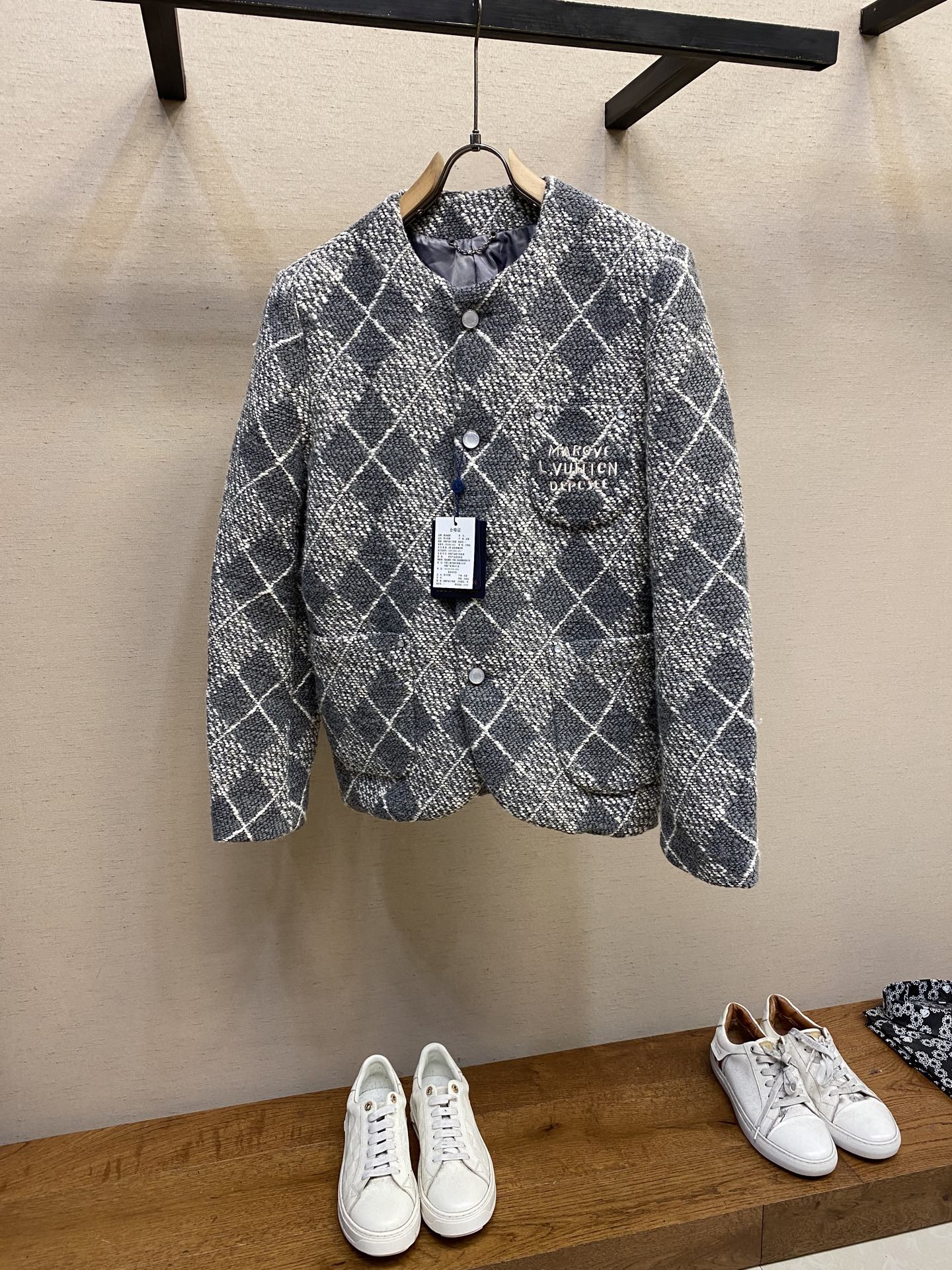 NO:120650,1V, gray turquoise suit jacket. The fabric is made of wool cotton viscose fiber blend material. The fabric is shaped and composited by high temperature for 200d to achieve the original three-dimensional effect. The alignment patch pocket design is designed. The threshold is made of new natural turquoise buckles. The pearl face is clearly and delicate, and hand-engraved. The cuffs are matched with ancient gold buckles, genuine leather hooks are matched with bronze chains, a full set of open mold custom hardware accessories, and three-standard auxiliary materials are fully equipped. The inner lining is customized for one month. Copper ammonia fiber chess board lattice dark pattern jacquard inner lining, which is different from all low-end products on the market. Sizes S, M, L,, jackets & coats, jackets & coats, business suit, alexander wang198609091V、灰色绿松石西装夹克外套.面料采用羊毛棉粘胶纤维混纺材料,面料通过高温定型复合200d,使达到原版的立体效果,对位贴袋设计,门槛采用新款天然绿松石扣做开合,珍珠面刻字清晰细腻、手工刻字.袖口搭配古金四合扣点缀,真皮吊钩搭配古铜链条,全套开模定制五金配件,三标辅料配备齐全.内里内衬定制周期一个月铜氨纤维棋盘格暗纹提花内里,区别市面所有低端货 尺码S,M,L,,jackets & coats,jackets & coats,business suit,alexander wang,Men's clothing