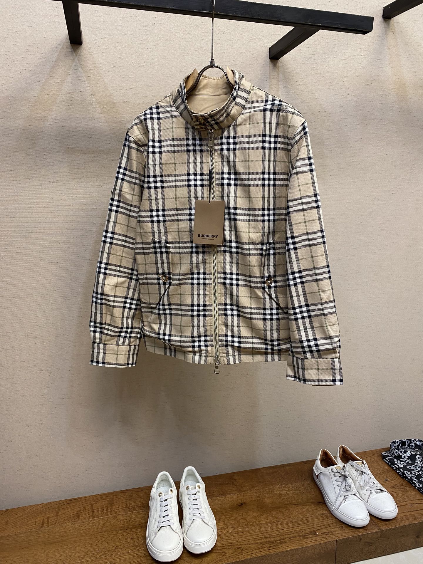 NO:120648,BBR, Spring and Autumn style. Limited edition classic plaid BBR double-sided jacket jacket!  Overall custom fabric /// This fabric is very special and has a jacket with moderate thickness. The classic pattern represents the brand's design inspiration, and it is unquestionable!  The square pockets on both sides of the front and the customized buttons with resin material are distinguished from the ordinary version on the market. The button side laser LOGO ZP is consistent. The latest design highlights. The key to double-sided wear makes this jacket feel a different avant-garde feeling [strong][strong]!  Details are all in place, you deserve it Size 46,48,50,52, Jackets & coats, Jackets & coats, Alexander wang19860909BBR、春秋款.限量版经典格型BBR双面穿夹克外套！整体定制面料///这款面料非常特殊夹克外套的款 厚度适中 经典格型代表品牌的设计灵感、不容置疑！前幅左右两侧方型口袋、配以树脂材料定做纽扣,区分市面普通版 纽扣侧面激光LOGO ZP一致 最新设计亮点 重点双面穿让这件外套有了不一样的前卫感[强][强]！细节全部到位、你值得拥有 尺码46,48,50,52,,jackets & coats,jackets & coats,alexander wang,Men's clothing