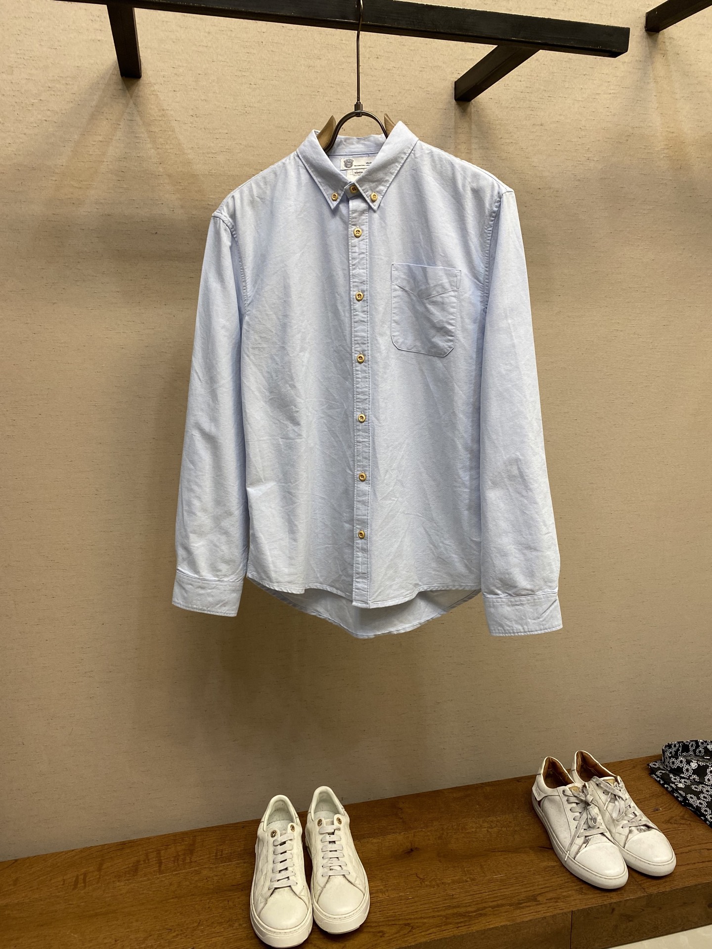 NO:120637,VISVIM new men's long-sleeved shirt Oxford cloth material washing and wear-resistant fabric standing and stylish essential shirt items are really impeccable, slightly slim and a little loose, very well-placed, hem has a curved upper body style and is casual and neat, and it is not like a work clothes, but it is very casual and natural. It is a shirt that you want to wear all year round and will never go out of date! Size S-XL, shirts, alexander wang19860909VISVIM 新款男士长袖衬衣牛津布的材质耐洗耐磨面料立挺有型必备的衬衫单品东西真的无可挑剔版型微微修身又有点宽松拿捏的非常到位下摆有弧度上身版型休闲又利落而且不会像工作服反而很随性自然 是一年四季都想拿出来穿的衬衫永远不会过时的款! 尺码S-XL,,shirts,alexander wang,Men's clothing
