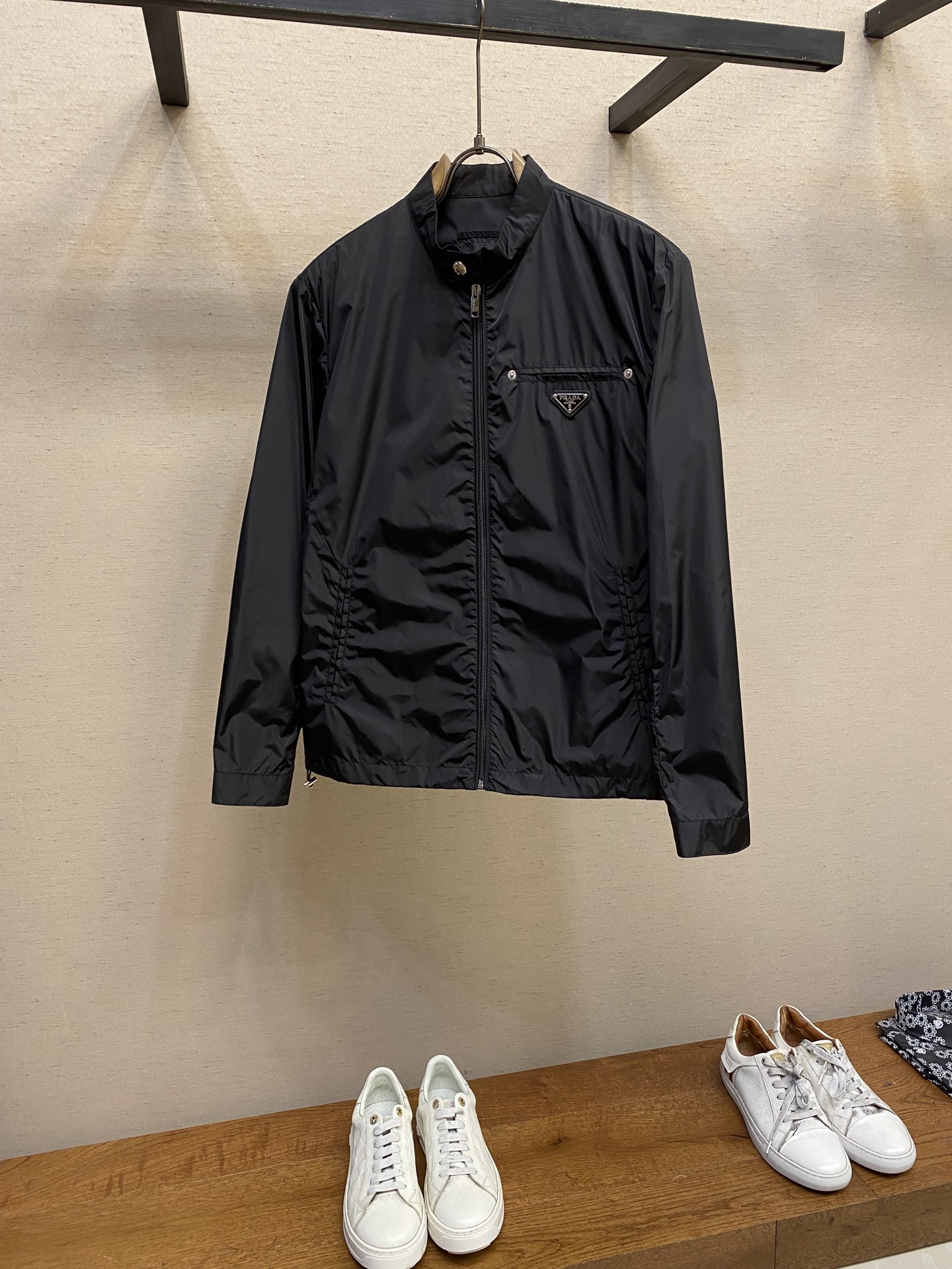 NO:120634,Prada, the latest stand-up collar jacket for 25 spring and summer official website, new products on the show, the counter can be recycled and recycled nylon fabric. The upper body has texture, no deformation, top designer masterpiece, original hardware, simple, fashionable and luxurious, with details everywhere, complete details of the three-standard auxiliary materials... It truly achieves 0 errors with the counter!  Size M-3xl, prada, jackets & coats,alexander wang19860909Prada,25年春夏官网最新款立领外套 秀场新品,专柜可循环再生尼龙面料.上身有质感,任意洗涤不变形 ,顶级设计师巨作,原版五金,简单时尚奢华极致,处处细节显工艺,三标辅料细节齐全……真正做到与柜台0误差作品！ 尺码M-3xl,,prada,jackets & coats,alexander wang,Men's clothing