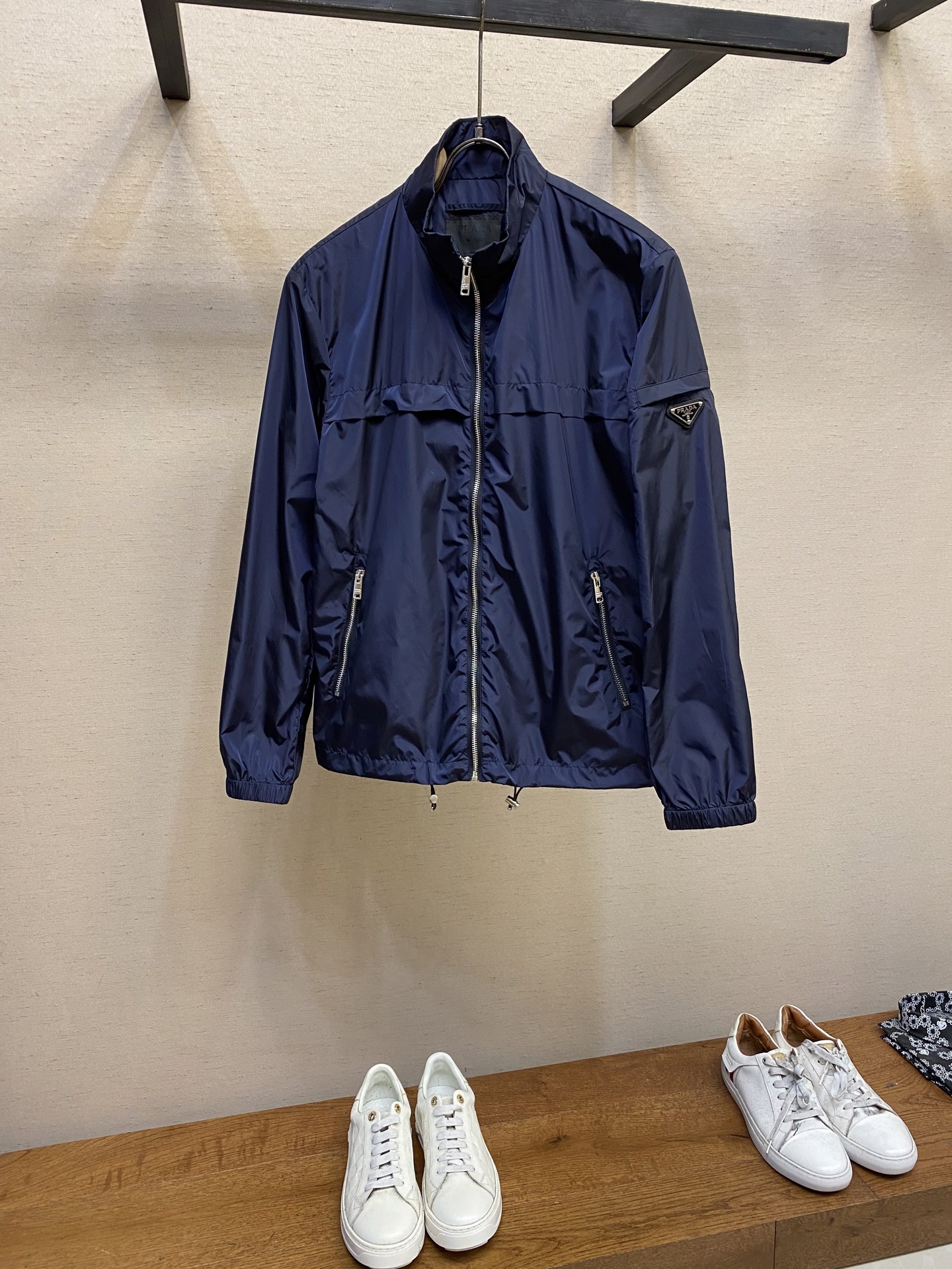 NO:120631,Prada, the latest stand-up collar jacket for 25 years of spring and summer official website, new products on the show, counter can be recycled and recycled nylon fabric. The upper body has texture, no deformation, top designer masterpiece, original hardware, simple, fashionable and luxurious, with detailed craftsmanship everywhere, three-standard auxiliary materials are complete... Really achieve 0 errors with the counter Size M-3xl Color black, royal blue, Prada, jackets & coats, alexander wang19860909Prada、25年春夏官网最新款立领外套 秀场新品,专柜可循环再生尼龙面料.上身有质感,任意洗涤不变形 ,顶级设计师巨作,原版五金,简单时尚奢华极致,处处细节显工艺,三标辅料细节齐全……真正做到与柜台0误差作品 尺码M-3xl 颜色黑色、宝蓝,,prada,jackets & coats,alexander wang,Men's clothing