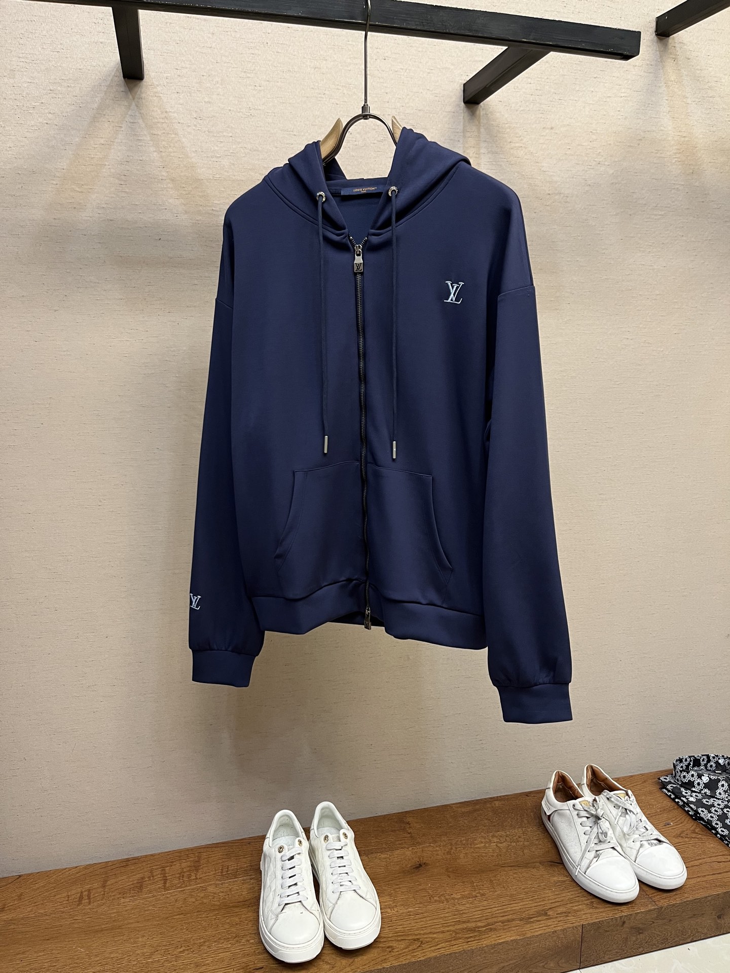 NO:120645,1V, V hidden blue double embroidery ~ air cotton casual zipper hooded jacket. A fashionable and textured casual jacket, 25 early spring couple style, new style!  The color is a very high-end navy blue, and the upper body shows the skin tone. Air. Guest-provided jersey cotton fabrics can feel different with the feel and drape. They have the drooping feeling of air-based fabrics and the softness of cotton, and have a soft and shiny feeling. The knitted screw mouth is neat and detailed, highlighting the retro sports style and adding charm. The slightly loose style is more suitable for matching with various trendy and fashionable styles. The chest logo print shows the unique charm of the modern cutting process and the brand, with uniform and bright colors, comfortable and breathable texture to interpret the retro sports style. The same model for men and women, Size S, M, L, Jackets & coats, Hats, Alexander wang198609091V、V藏蓝双刺绣~空气棉休闲拉链连帽外套.时髦有质感的一款休闲外套,25早春情侣款,新款！颜色是很高级的藏蓝色,上身很显肤色白净.空气.客供平纹针织棉面料,手感及垂坠感就可以感受到不一样.拥有空气层面料的垂感以及棉质的柔软特性,并自带柔和光泽感.针织螺口工整细致严密,突显复古运动风范增添魅力.微宽松版型更为适合搭配各种潮流时尚造型.胸前标识印花彰显现代裁剪工艺及品牌的独特魅力,色泽均匀艳丽,质感舒适透气演绎复古运动风范.男女同款 尺码S,M,L,,jackets & coats,hats,alexander wang,Men's clothing