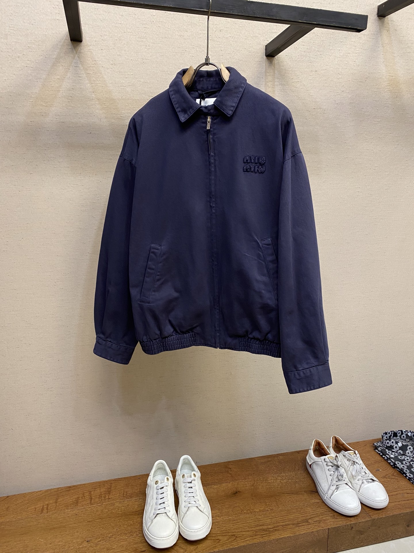NO:120651,Miu Miu Navy heavyweight wash jacket. It is a simple but not simple product of MiuMiu series products. It uses 21 double-strand fabrics. The fabric weighs up to 320G/M. It is made of 108*72 weaving. It is made of full-craft beige fabrics to make ready-made clothes and then dye them in the ready-made clothes. The overall clothes have gone through 110 days of construction, which is quite time and energy. It brings you the most sincere product this spring. After the ready-made clothes are completed, you have to go to the ready-made clothes dyeing factory for the ready-made clothes finishing process. We used Asuite dye imported from Spain and have already made a heavy book to make this product. It has also been 45 days since the dye of this color has basically no possibility of turning the order. If you like it, don’t miss this Miu item. Size 40, 42, 44, , miumiu, jackets & coats, jackets &  coats,alexander wang19860909Miu Miu 藏青重磅洗水夹克外套.是MiuMiu系列产品简约而不简单的产品,采用21支双股面料 面料克重高达320G/M,采用108*72织法定织而成 用全工艺米白色布料 做成衣 然后进行成衣染色做旧 整体衣服经历了110天的工期,  相当耗费时间和精力.给大家带来今年开春 最有诚意的产品.成衣完成后,要到成衣染色厂进行成衣整染工艺,我们采用了西班牙进口的阿苏特染料,已经下了重本去制作这款产品,定这款颜色的染料,也经过了45天的时间,所以基本没有了翻单的可能,喜欢就不要错过这款Miu单品 尺码40,42,44,,miumiu,jackets & coats,jackets & coats,alexander wang,Men's clothing