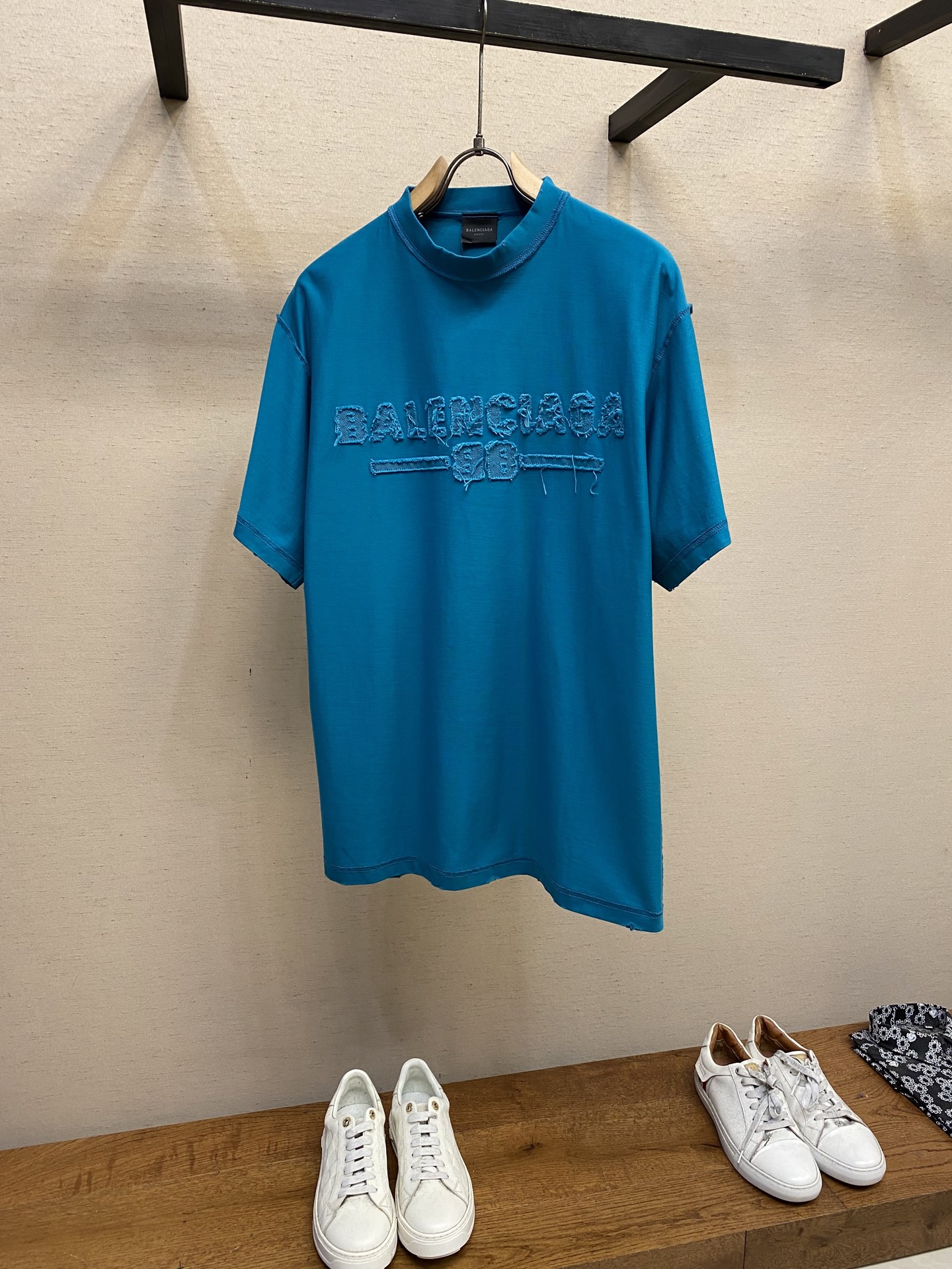 NO:121511,Balenciaga, BLCG Paris patch embroidered short-sleeved T-shirt. Couple suit T-shirt on the back. Fixed woven and dyed double yarn 32s260g Paris cotton material. The unique 320g cross thread neckline is equipped with patch embroidery technology. The whole line is straight and delicate, the fabric is comfortable and soft, and the color is consistent and has no color difference. It can be matched with the same style to create a fashionable look, control various occasions, customize auxiliary materials, the same style for men and women!  Size XS-L, balenciaga, T-shirt,tees, t-shirt,alexander wang19860909Balenciaga、BLCG巴黎贴布刺绣短袖T恤.反面穿情侣装T恤.定织定染双纱32s260克巴黎棉料 配套独有的320克十字螺纹领口 采用贴布刺绣工艺 田岛绣花机绣花 整体走线平直细腻,面料舒适柔软,颜色一致无色差 能与同款搭配营造时尚造型,驾驭各种场合,定制辅料,男女同款！ 尺码XS-L,,balenciaga,T-shirt,tees，t-shirt,alexander wang,Men's clothing