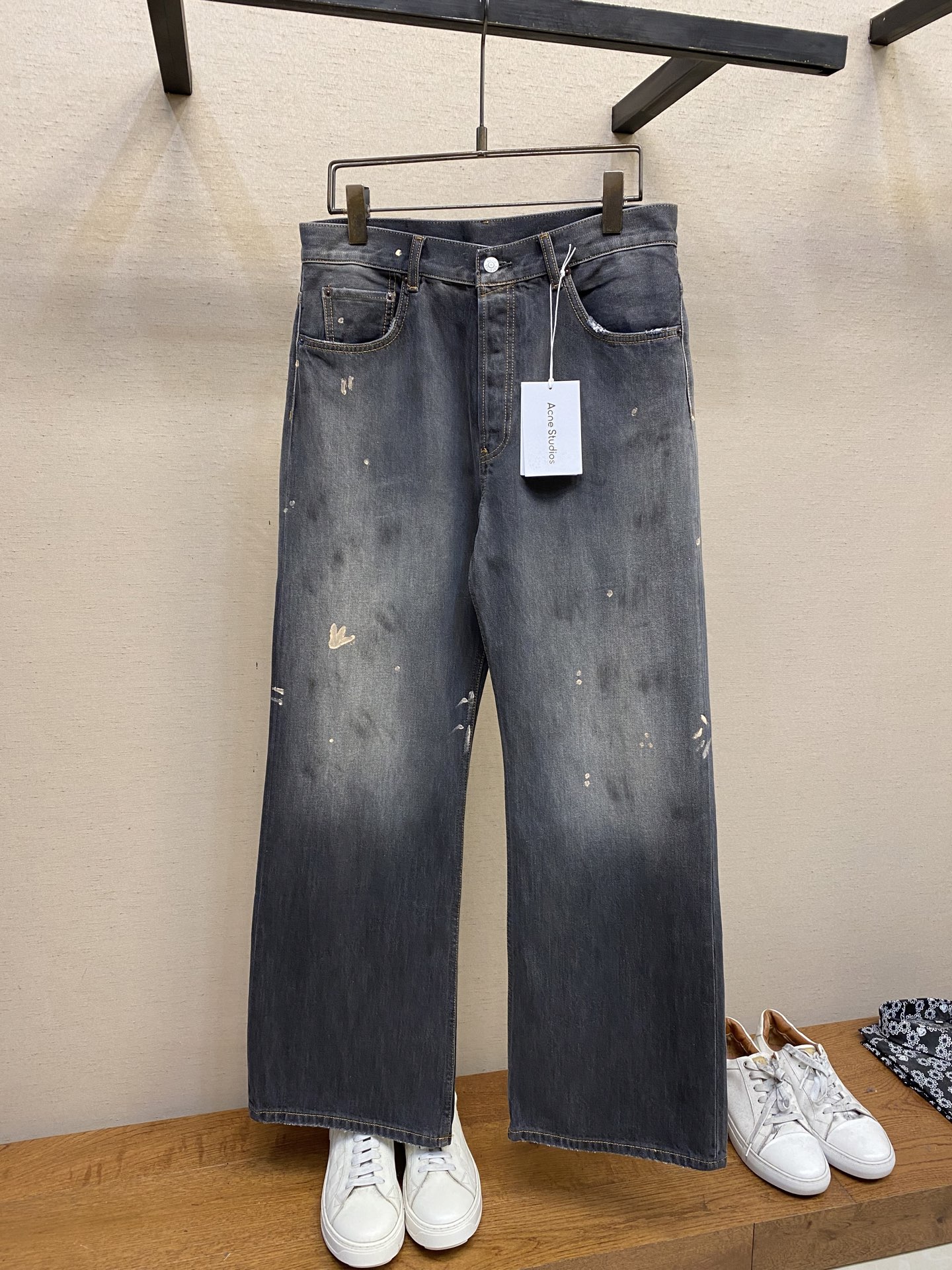 NO:120653,Acne Studios wide-leg straight-tight small flared jeans. M/M painted design jeans. The micro-tight style is radish greens, which is difficult to distinguish. So I bought them according to the waist circumference. Facing the use of hard, thicker and denser custom bamboo-joint denim cloth. The laundry washing water is actually the most difficult to adjust. To achieve this natural and smooth texture, countless changes and adjustments are required, and many communications are required with the washing master. The whole body is sprayed with monkeys and hand-painted ink brushing is hired to hand-paint. The washing style is not ordinary black and gray, and it is more like 