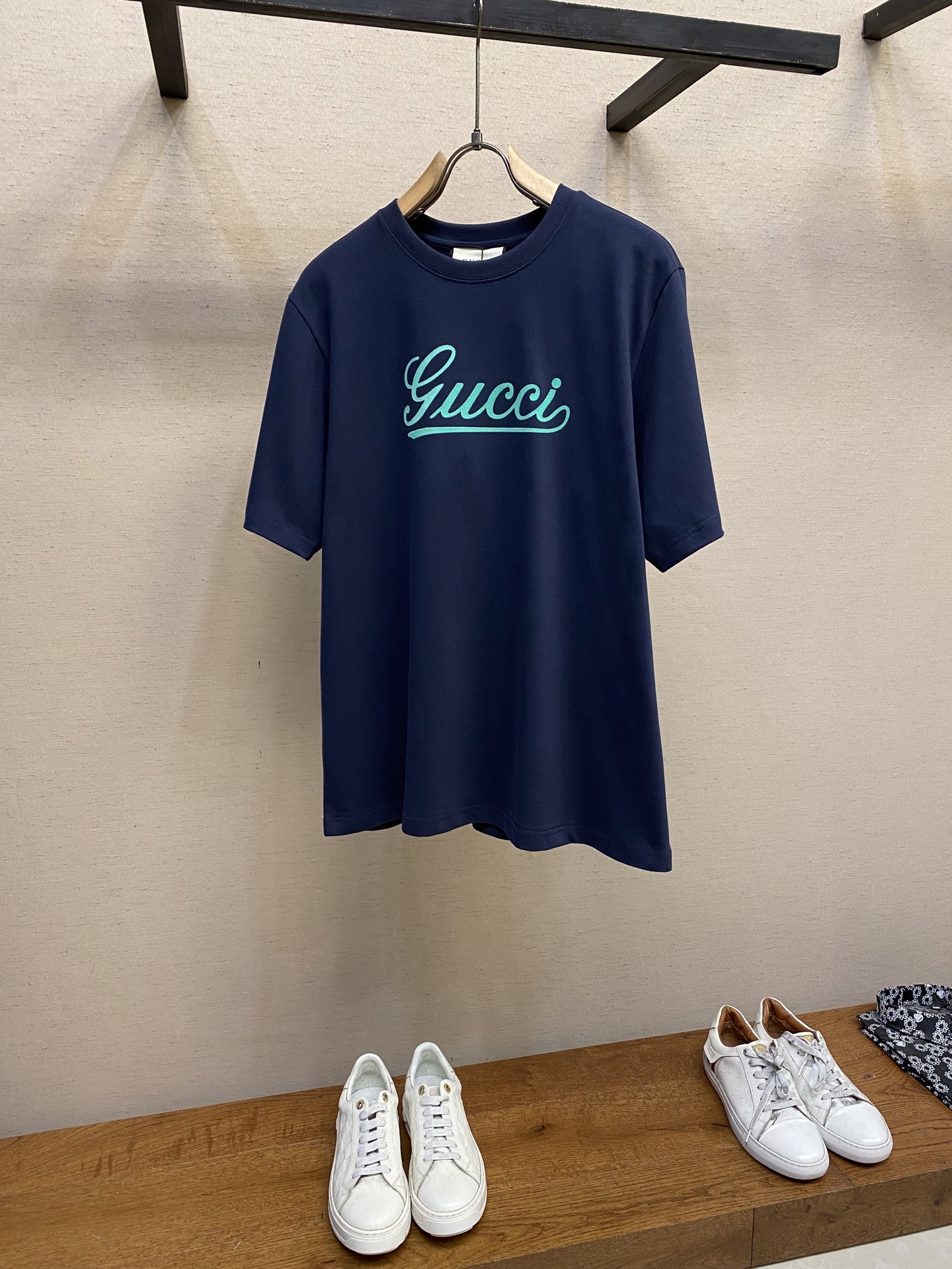 NO:120655,Gucci, Gu*ci 2025 Spring and Summer Gu*ci Graffiti Printed Letter Logo Short-sleeved T-shirts New series of single-item T-shirts, cut design is today's trend and a new era of street style. Guest-supplied knitted cotton fabrics. The overall neatness presents perfect effect, and craftsmanship washing makes the cotton material more fit and thick and smooth. The green printed logo on the chest highlights the sense of fashion, the overall flat and beautiful, clear, smooth and natural. Same model for men and women Size XS-L,,gucci, T-shirt,tees, t-shirt,alexander wang19860909Gucci、2025春夏Gu*ci 涂鸦印花字母标识短袖T恤 全新系列单品T恤,裁剪设计为当今的潮流趋势,街头风格的新纪元. 客供针织棉面料.整体工整度呈现完美效艺,工艺化水洗让棉料更为贴合厚实,柔滑垂坠. 胸前涂鸦字母绿色印花标识更为突出时尚感,整体平整美观,清晰流畅自然. 男女同款 尺码XS-L,,gucci,T-shirt,tees，t-shirt,alexander wang,Men's clothing