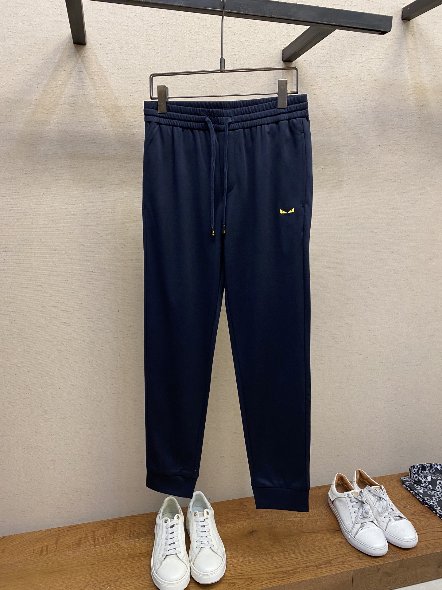 NO:120654,Fendi, men's casual pants, pure cotton fabric casual pants, the latest top-body style is invincible!  This pants are very versatile, elastic waist, and can be worn for daily work. They are a perfect combination of fashionable and casual and outdoor sports, so whether you wear them normally or outdoors, they are your best choice. Extreme comfort and quick sweating are the most popular key points, improving the comfort of wearing and suitable for aerobics and trail running conditions. This style is a running casual pants with an extremely wide range of applications, allowing you to naturally maintain a love for sports in summer, or you can wear them in casual life. Size M-3xl, fendi, alexander wang19860909Fendi、男士休闲裤 纯棉面料休闲裤,最新款上身版型无敌正！ 绝对可以闭眼收的一款 此款裤子非常百搭,弹力腰围,日常上班 户外运动都可以穿着,是时尚休闲与户外运动的完美结合,所以无论您平时穿或者户外穿都是您的最佳选择. 极致舒适和快速排汗是备受青睐的重点,提升穿着舒适度,适合有氧运动和越野跑条件下穿着,此款是一件适用范围极其广泛的跑步休闲裤,让你在夏天自然可以保持对运动热爱,也可以在休闲生活中穿着 尺码M-3xl,,fendi,alexander wang,Men's clothing
