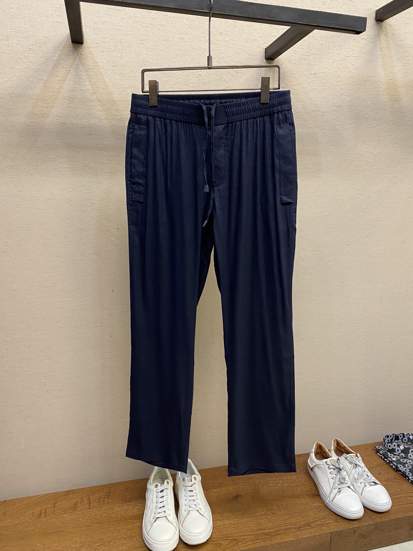 NO:120656,Zzegna, men's casual pants linen casual pants, the latest top-body style is invincible!  This pants are very versatile, elastic waist, and can be worn for daily work. They are a perfect combination of fashionable and casual and outdoor sports, so whether you wear them normally or outdoors, they are your best choice. Extreme comfort and quick sweating are the most popular key points, improving the comfort of wearing and suitable for aerobics and trail running conditions. This style is a running casual pants with an extremely wide range of applications, allowing you to naturally maintain a love for sports in summer, or you can wear them in casual life. Size M-3xl,,alexander wang19860909Zzegna,男士休闲裤 亚麻面料休闲裤,最新款上身版型无敌正！ 绝对可以闭眼收的一款 此款裤子非常百搭,弹力腰围,日常上班 户外运动都可以穿着,是时尚休闲与户外运动的完美结合,所以无论您平时穿或者户外穿都是您的最佳选择. 极致舒适和快速排汗是备受青睐的重点,提升穿着舒适度,适合有氧运动和越野跑条件下穿着,此款是一件适用范围极其广泛的跑步休闲裤,让你在夏天自然可以保持对运动热爱,也可以在休闲生活中穿着 尺码M-3xl,,alexander wang,Men's clothing