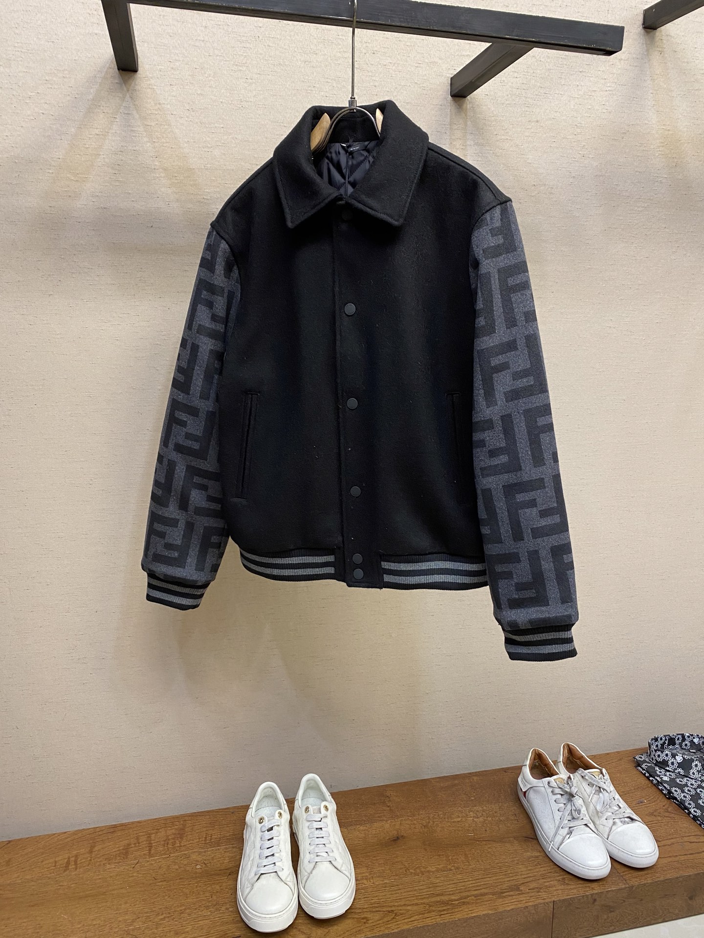 NO:122765,Fendi and black lapel woolen bomber jackets are made of wool-blend fabrics, which are highly durable, improve elasticity and are easy to care. The blended fabrics can better fit the dye, not fade easily, and maintain long-term novelty. The craftsmanship and details use the lapel design of the shirt, and the casual style of the jacket is integrated into the jacket. The classic double F LOGO of Fendi is presented on the sleeves through the pull-dye printing technology. The unique effect of the printing makes the LOGO delicate and precise, with clear contours, which achieves one-to-one restoration, which not only retains the texture of the wool, but also increases the brand recognition. The product uses a one-to-one four-fold buckle opening and closing, and the buckle has FEN letters, which is lighter and more beautiful overall. Side insert bags are installed on both sides, and the bag mouth is edged to make it more firm and smooth.  The cuffs and hem are decorated with cotton two-color threads. They are made of a double-needle knitting machine to form 2X1 alternating raised and depressed textures, which are elastic and breathable. Size S-XL, fendi, fendi, jackets & coats,shirts, alexander wang19860909Fendi、黑色翻领毛呢飞行员夹克 选用羊毛混纺面料 耐用性强,改善弹性,易于护理.混纺面料能更好的契合染料,不易褪色,保持长久的新颖度. 工艺和细节产品采用了衬衫的翻领设计,同时融入了夹克的休闲风格,通过拔染印花技术将芬家经典的双F LOGO 呈现于袖子通体 因印花的独特效果使LOGO细致精密,轮廓清晰,做到了一比一的还原,既保留了毛呢的质感,又增添了品牌辨识度. 产品采用一比一定制四合扣开合,面扣带有FEN家字母,整体更轻便,美观.两侧均设侧插袋,袋口做了包边,使其更牢固平整. 袖口和下摆采用棉质双色螺纹装饰.使用双针床针织机编制而成,形成2X1交替的凸起和凹陷纹理,弹性好,透气性强. 尺码S-XL,,fendi,fendi,jackets & coats,shirts,alexander wang,Men's clothing