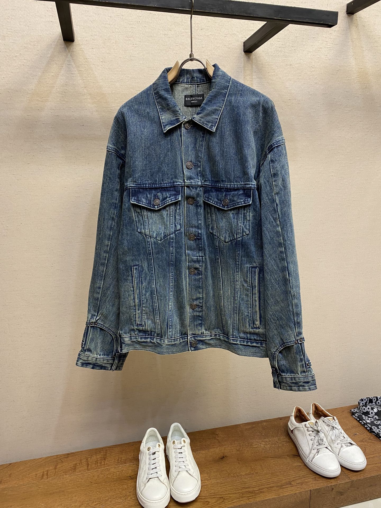 NO:122777,Balenciaga Balenciaga 23FW12 Bamboo joint and striped jacket for men and women In addition to the flexible and versatile matching, the quality of this denim jacket is also very satisfactory. As a well-known brand, BALENCIAGA Balenciaga pays great attention to details and quality in design and production. Therefore, both fabrics and workmanship are top-notch, and can also bring a comfortable experience during the wear process. In short, the authentic BALENCIAGA Balenciaga denim jacket is a very practical fashion item. Its design is unique, trendy and high-quality. Whether you want to create a casual and fashionable image or a handsome and sexy image, this jacket can meet your needs. Come and buy one!  Size S, M, L, balenciaga, balenciaga, jackets & coats, alexander wang19860909Balenciaga巴黎世家23FW12 男女同款竹节加条纹外套 除了搭配灵活多变之外,这款牛仔外套的质量也非常让人满意.BALENCIAGA巴黎世家作为一个知名品牌,在设计和制作上都非常注重细节和质量.所以无论是面料还是做工都是顶级水平,在穿着过程中也能带来舒适的体验.总之,正品BALENCIAGA巴黎世家牛仔外套是一款非常实用的时尚单品.它的设计独特,潮流感十足,质量上乘.无论你是想打造休闲时尚还是帅气性感的形象,这款外套都能满足你的需求.快来入手一件吧！ 尺码S,M,L,,balenciaga,balenciaga,jackets & coats,alexander wang,Men's clothing