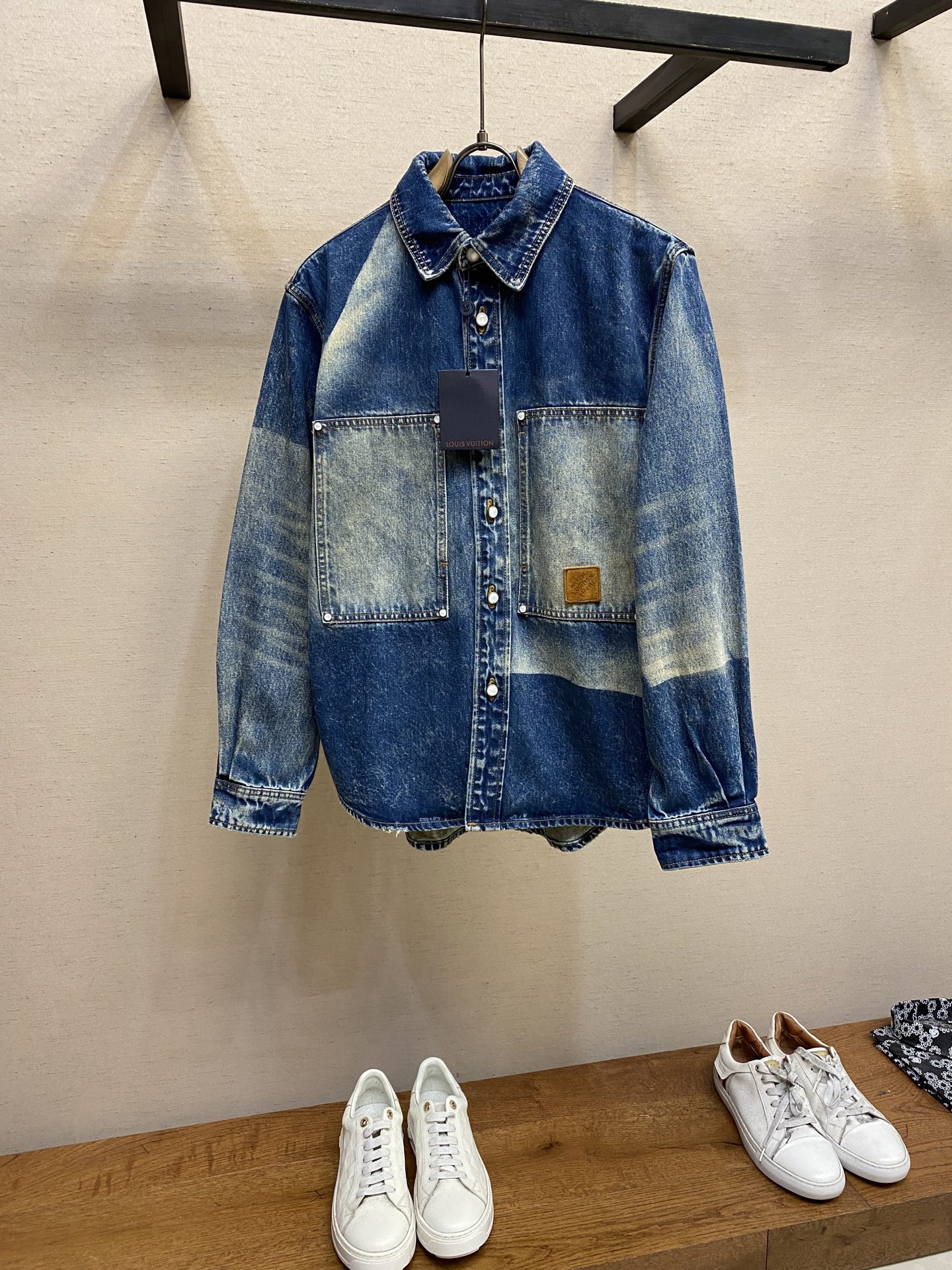 NO:122779,1V, new sun-fading denim jacket in spring and summer This work shirt uses cotton denim to create a loose silhouette, and debuts in the 2025 spring and summer show. The left chest pocket embellishes Marque L.Vuitton Déposée suede patch, pearlescent buttons and studs to show elegant atmosphere, which is suitable for matching with the same trousers. Size S-XL,,shirts,alexander wang198609091V、春夏新款日晒褪色牛仔衣 本款工装衬衫采用棉质丹宁布塑造宽松廓形,以日晒褪色效果亮相 2025 春夏秀场.左侧胸袋点缀 Marque L.Vuitton Déposée 绒面贴饰,珠光纽扣和饰钉彰显雅致气息,与同款长裤搭配相宜. 尺码S-XL,,shirts,alexander wang,Men's clothing