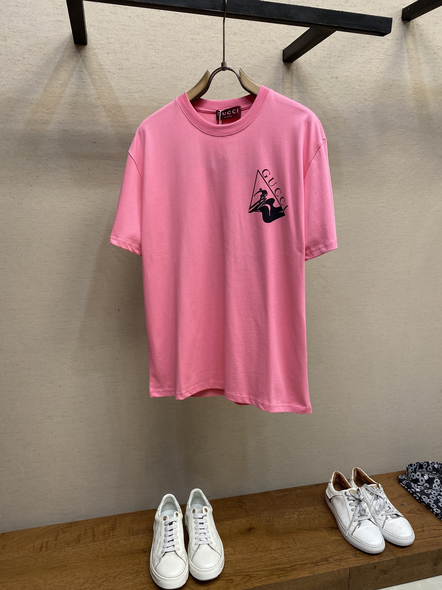 NO:122767,Gucci and 25SS new pattern letter logo printed round neck T-shirt short-sleeved In the fashion industry, letter patterns have always been loved by both men and women for their simple but individual style. Today, we bring you a unique letter patterns to the same style as men and women. It not only combines fashion and classics, but also highlights personality and taste in details. This design is inspired by twenty-six English letters, each letter is carefully designed into a pattern that is both recognizable and artistic. These letter patterns are distributed in a staggered manner on clothes, forming a unique visual effect, allowing people to feel their unique fashion atmosphere at a glance.  The design of the same style of men and women makes this clothing more practical and versatile. Whether men or women can easily control this design and show their own unique style. At the same time, this clothing uses high-quality fabrics and exquisite craftsmanship to ensure the comfort and durability of wear. In terms of matching, this alphabetical pattern design of the same style of men and women is also very flexible and varied. Whether it is paired with casual pants, jeans or skirts, it can easily create a fashionable and personalized look. In addition, this design is also very suitable for wearing in various occasions, whether it is daily travel, dates or parties, which can make you the focus. It is worth mentioning that this alphabetical pattern design also means that everyone is the protagonist of their own story. Each letter represents different meanings and emotions. You can choose the alphabetical pattern that suits you according to your preferences and personality, so that this clothing becomes the best carrier for you to express yourself and show your personality.  In short, this letter pattern design has become a clear stream in the fashion industry with its unique fashion sense, practicality and personalization. If you are looking for a clothing that is both fashionable and personal, you might as well try this design. I believe it will bring you unexpected surprises. Size S-XL, gucci, skirts, jeans, T-shirt, tees, t-shirt, alexander wang19860909Gucci、25SS新款图案字母logo印花圆领T恤短袖 在时尚界,字母图案一直以其简约而不失个性的风格深受男女消费者的喜爱.今天,我们为大家带来一款独特的字母图案男女同款设计,它不仅融合了时尚与经典,更在细节中彰显个性与品味. 这款设计以二十六个英文字母为灵感来源,每一个字母都被精心设计成既具有辨识度又不失艺术感的图案.这些字母图案错落有致地分布在衣物上,形成了一种独特的视觉效果,让人一眼就能感受到其与众不同的时尚气息. 男女同款的设计使得这款衣物更加实用和百搭.无论是男性还是女性,都能轻松驾驭这款设计,展现出自己的独特风格.同时,这款衣物采用了优质的面料和精湛的工艺,确保了穿着的舒适度和耐用性. 在搭配上,这款字母图案男女同款设计也非常灵活多变.无论是搭配休闲裤、牛仔裤还是半身裙,都能轻松打造出时尚又个性的造型.此外,这款设计还非常适合各种场合穿着,无论是日常出行、约会还是聚会,都能让你成为焦点. 值得一提的是,这款字母图案设计还寓意着每个人都是自己故事的主角.每一个字母都代表着不同的意义和情感,你可以根据自己的喜好和个性选择适合自己的字母图案,让这款衣物成为你表达自我、展现个性的最佳载体. 总之,这款字母图案男女同款设计以其独特的时尚感、实用性和个性化特点,成为了时尚界的一股清流.如果你正在寻找一款既时尚又个性的衣物,不妨尝试一下这款设计,相信它会给你带来意想不到的惊喜. 尺码S-XL,,gucci,skirts,jeans,T-shirt,tees，t-shirt,alexander wang,Men's clothing