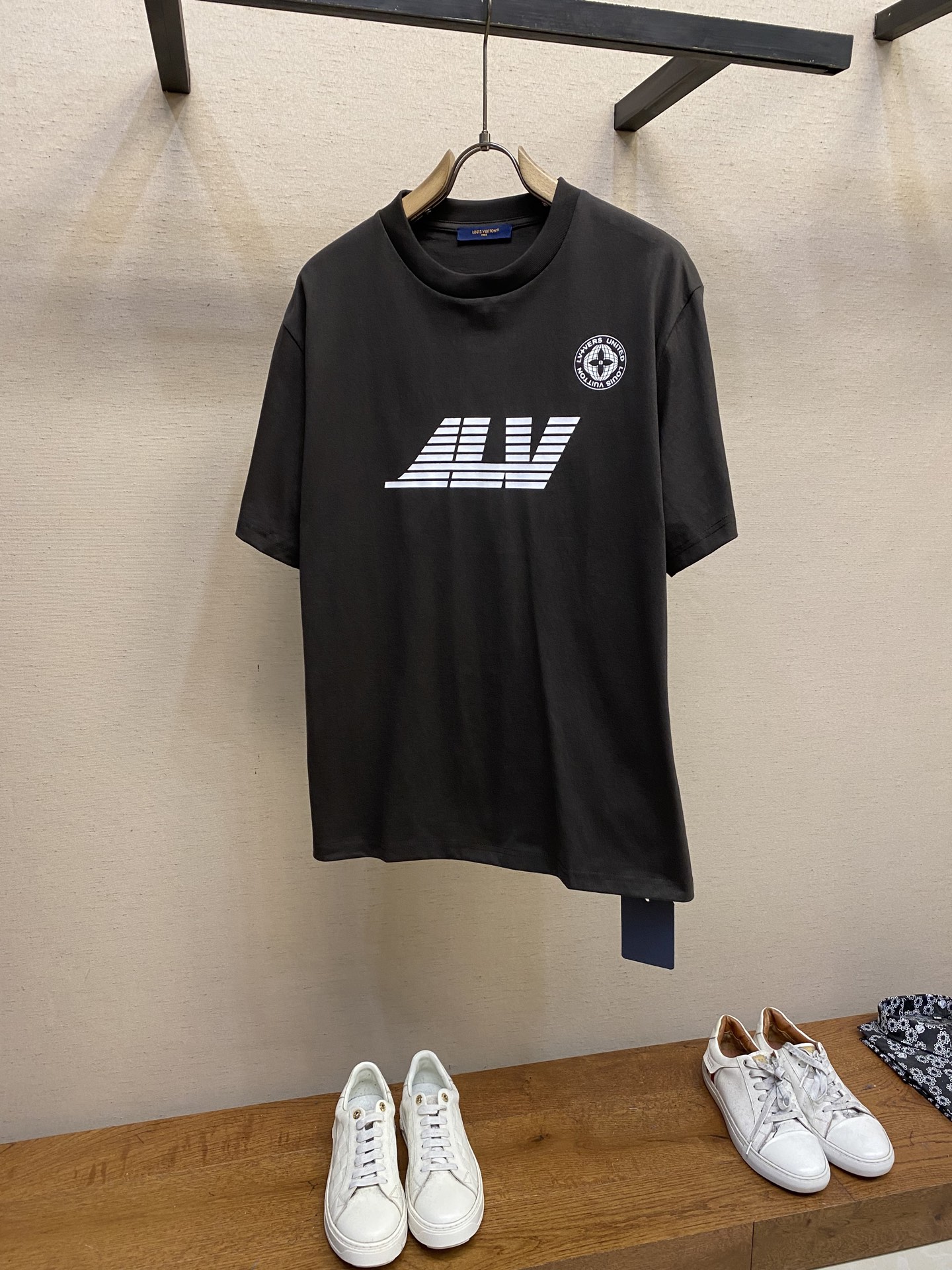 NO:122773,1V, 25 Spring New Product, a piece with its own atmosphere filter, slightly shoulder-falling, loose fit, and the upper body is very relaxed and lazy!  Pay attention to the details of the fabric. Lineup Our customized counter fabrics are definitely different from those made on the market... Size S, M, L, alexander wang198609091V、25开春新品 自带氛围感滤镜的一件 微微落肩 宽松版型 上身就很放松慵懒！ 注意看面料细节 走线 我们定做的专柜面料绝对和市面上的做货不一样… 尺码S,M,L,,alexander wang,Men's clothing