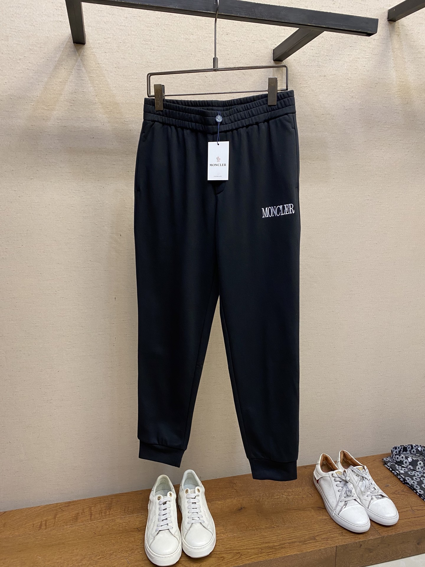NO:122768,Moncler, men's casual pants, pure cotton fabric casual pants, the latest top-body style is invincible!  This pants are very versatile, elastic waist, and can be worn for daily work. They are a perfect combination of fashionable and casual and outdoor sports, so whether you wear them normally or outdoors, they are your best choice. Extreme comfort and quick sweating are the most popular key points, improving the comfort of wearing and suitable for aerobics and trail running conditions. This style is a running casual pants with an extremely wide range of applications, allowing you to naturally maintain a love for sports in summer, or you can wear them in casual life. Size M-3xl, christian louboutin, alexander wang19860909Moncler,男士休闲裤 纯棉面料休闲裤,最新款上身版型无敌正！ 绝对可以闭眼收的一款 此款裤子非常百搭,弹力腰围,日常上班 户外运动都可以穿着,是时尚休闲与户外运动的完美结合,所以无论您平时穿或者户外穿都是您的最佳选择. 极致舒适和快速排汗是备受青睐的重点,提升穿着舒适度,适合有氧运动和越野跑条件下穿着,此款是一件适用范围极其广泛的跑步休闲裤,让你在夏天自然可以保持对运动热爱,也可以在休闲生活中穿着 尺码M-3xl,,christian louboutin,alexander wang,Men's clothing