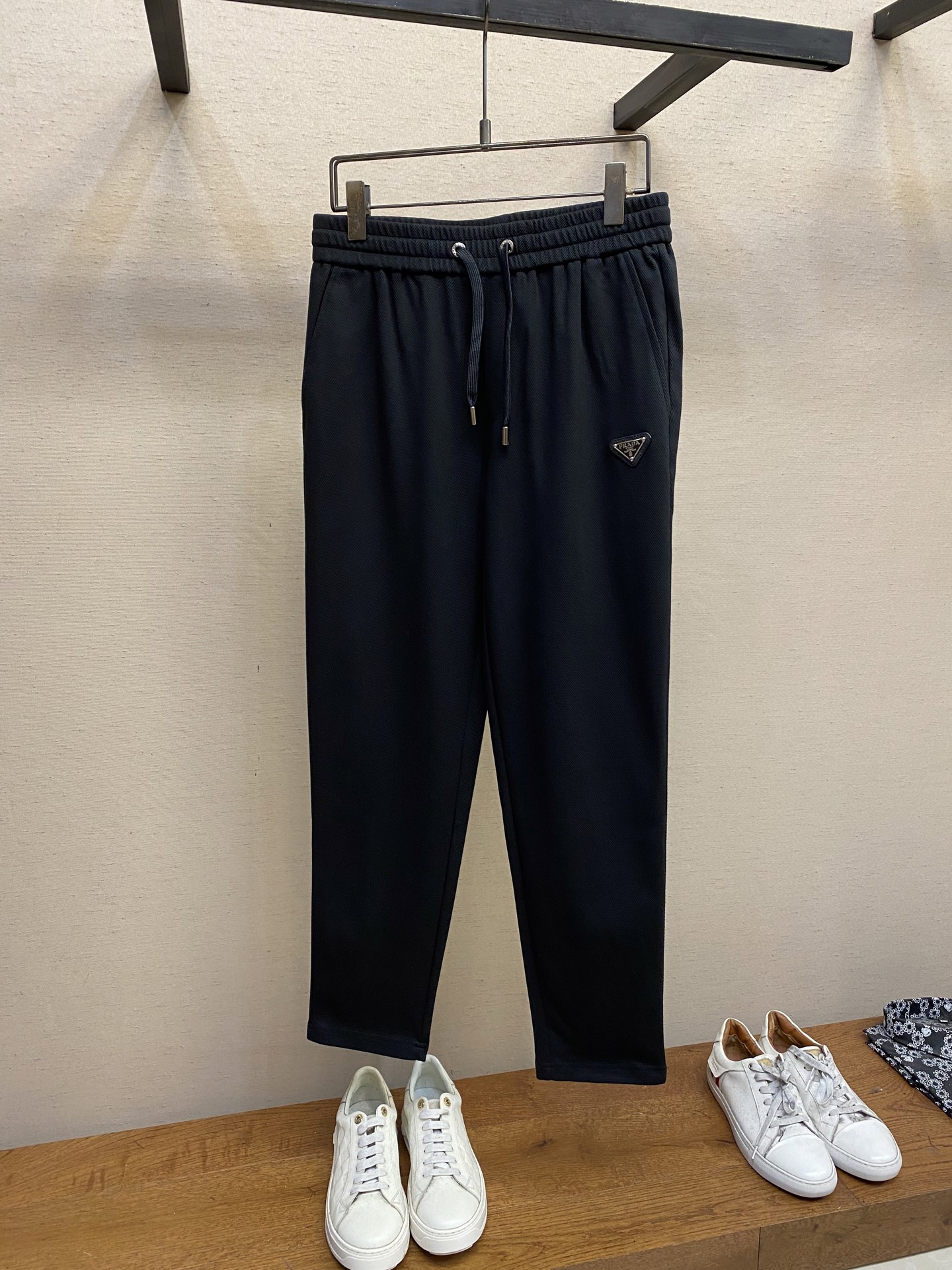 NO:122771,Prada, men's casual pants, pure cotton fabric casual pants, the latest top-body style is invincible!  This pants are very versatile, elastic waist, and can be worn for daily work. They are the perfect combination of fashionable and leisure and outdoor sports, so whether you wear them normally or outdoors, they are your best choice. Extreme comfort and quick sweating are the most popular key points, improving the comfort of wearing and suitable for aerobics and trail running conditions. This style is a jogging casual pants with an extremely wide range of applications, allowing you to naturally maintain a love for sports in summer, or you can wear them in casual life. Size M-3xl, prada, alexander wang19860909Prada、男士休闲裤 纯棉面料休闲裤,最新款上身版型无敌正！ 绝对可以闭眼收的一款 此款裤子非常百搭,弹力腰围,日常上班 户外运动都可以穿着,是时尚休闲与户外运动的完美结合,所以无论您平时穿或者户外穿都是您的最佳选择. 极致舒适和快速排汗是备受青睐的重点,提升穿着舒适度,适合有氧运动和越野跑条件下穿着,此款是一件适用范围极其广泛的跑步休闲裤,让你在夏天自然可以保持对运动热爱,也可以在休闲生活中穿着 尺码M-3xl,,prada,alexander wang,Men's clothing