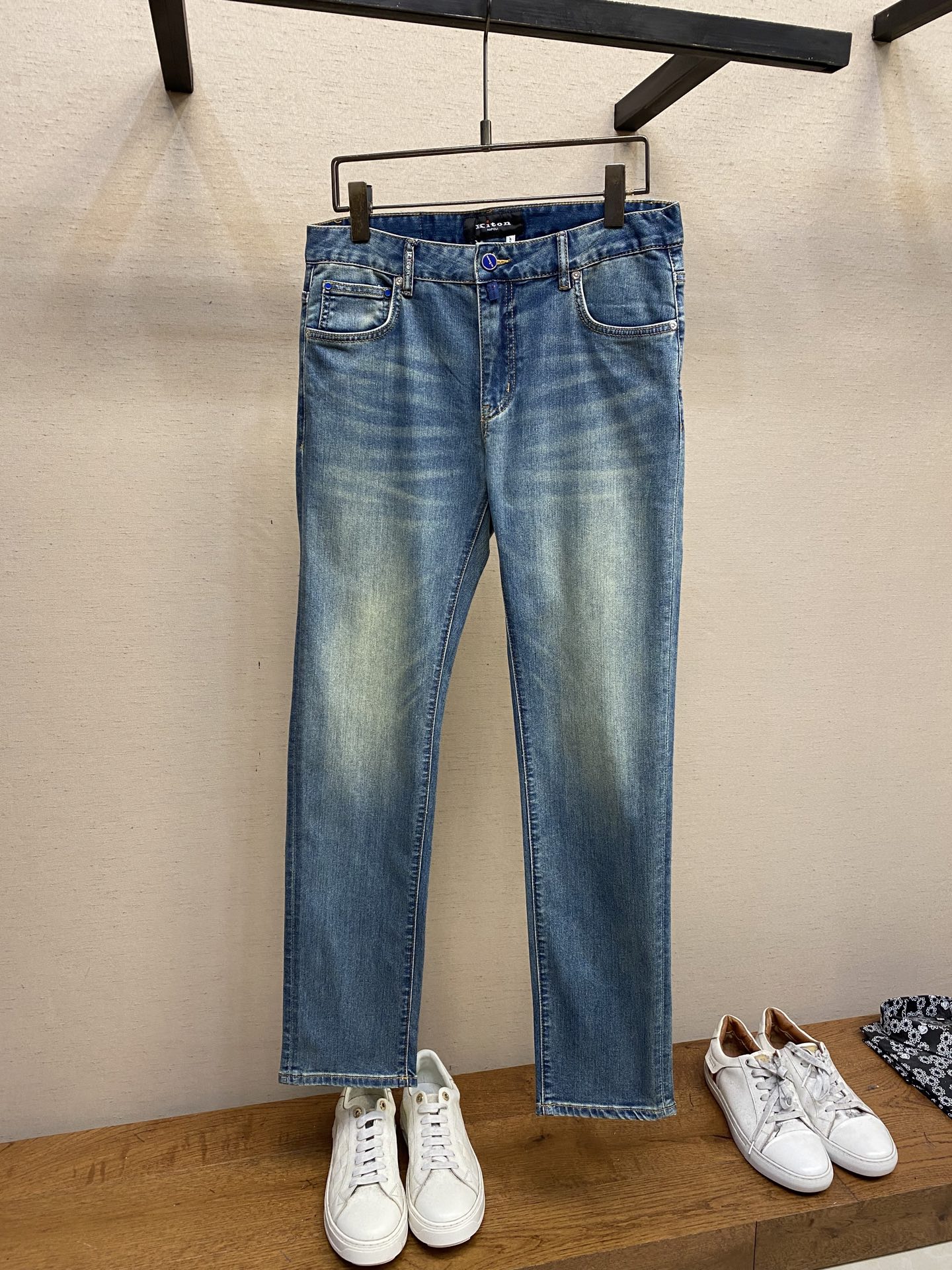 NO:122778,Kiton, Ss is easy to wear and not picky about body shape. There are no restrictions on matching. It is casual and simple to set off other items to show your style and posture~ I have to give it a thumbs up for its practical wear. The style/detail design is not to be chosen, and whoever wears it looks good. This jeans really have to modify the leg shape more than you imagined. The overall size is mainly comfortable. The trouser legs are just right, making them look slimmer and straight, and easily wear them all over the screen, and the lengthening and proportional aura is fully opened!  You can match any style of items, match with various T-shirts/shirts, knitted jackets, and you don’t have to worry about matching when going out every day. Size 29-38, jeans, jackets & coats,shirts,tees, t-shirt,alexander wang19860909Kiton,ss好穿不挑身材在搭配上没有太多的限制 随意简洁的衬托其他单品,来展现自己的风格姿态～ 对于它的实穿性不得不竖起一个大拇指了,版型／细节设计没得挑,谁穿谁好看.这款牛仔裤真的要比你想象中更加修饰腿型,整体以舒适为主,裤腿大小做的恰到好处,显瘦显腿直,轻松穿出满屏的大长腿,拉长比例气场全开！ 可以百搭任何风格的单品,搭配各种T恤／衬衫,针织外套都可,日常外出不必再为搭配而烦恼了 尺码29-38,,jeans,jackets & coats,shirts,tees，t-shirt,alexander wang,Men's clothing