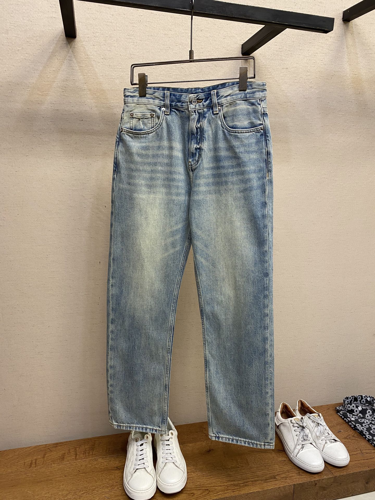 NO:122781,DG and Ss are easy to wear and not picky about body shape. There are no restrictions on matching. You can set off other items in a random and simple way to show your style and posture~ I have to give it a thumbs up for its practical wear. The style/detail design is not to be chosen, and whoever wears it looks good. This jeans really have to modify the leg shape more than you imagined. The overall size is mainly comfortable. The trouser legs are just right, making them look slimmer and straight, and easily wear them all over the screen, and the lengthening and proportional aura is fully opened!  You can match any style of items, match with various T-shirts/shirts, knitted jackets, you don’t have to worry about matching on your daily trip Size 29-38, Dolce & Gabbana, jeans, jackets & coats,shirts,tees, t-shirt,alexander wang19860909DG、ss好穿不挑身材在搭配上没有太多的限制 随意简洁的衬托其他单品,来展现自己的风格姿态～ 对于它的实穿性不得不竖起一个大拇指了,版型／细节设计没得挑,谁穿谁好看.这款牛仔裤真的要比你想象中更加修饰腿型,整体以舒适为主,裤腿大小做的恰到好处,显瘦显腿直,轻松穿出满屏的大长腿,拉长比例气场全开！ 可以百搭任何风格的单品,搭配各种T恤／衬衫,针织外套都可,日常外出不必再为搭配而烦恼了 尺码29-38,,Dolce&Gabbana,jeans,jackets & coats,shirts,tees，t-shirt,alexander wang,Men's clothing