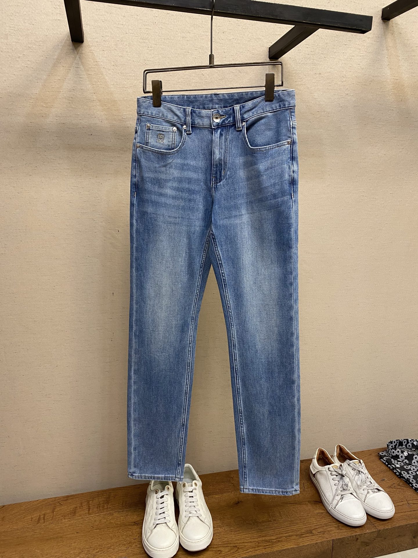 NO:122784,BC, SS is easy to wear and not picky about body shape. There are no restrictions on matching. You can set off other items in a random and simple way to show your style and posture~ I have to give it a thumbs up for its practical wear. The style/detail design is not to be chosen, and whoever wears it looks good. This jeans really have to modify the leg shape more than you imagined. The overall size is mainly comfortable. The trouser legs are just right, making them look slimmer and straight, and easily wear them in long legs all over the screen, and the aura is fully opened!  You can match any style of items, match with various T-shirts/shirts, knitted jackets, and you don’t have to worry about matching when going out every day. Size 29-38, jeans, jackets & coats,shirts,tees, t-shirt,alexander wang19860909BC,ss好穿不挑身材在搭配上没有太多的限制 随意简洁的衬托其他单品,来展现自己的风格姿态～ 对于它的实穿性不得不竖起一个大拇指了,版型／细节设计没得挑,谁穿谁好看.这款牛仔裤真的要比你想象中更加修饰腿型,整体以舒适为主,裤腿大小做的恰到好处,显瘦显腿直,轻松穿出满屏的大长腿,拉长比例气场全开！ 可以百搭任何风格的单品,搭配各种T恤／衬衫,针织外套都可,日常外出不必再为搭配而烦恼了 尺码29-38,,jeans,jackets & coats,shirts,tees，t-shirt,alexander wang,Men's clothing