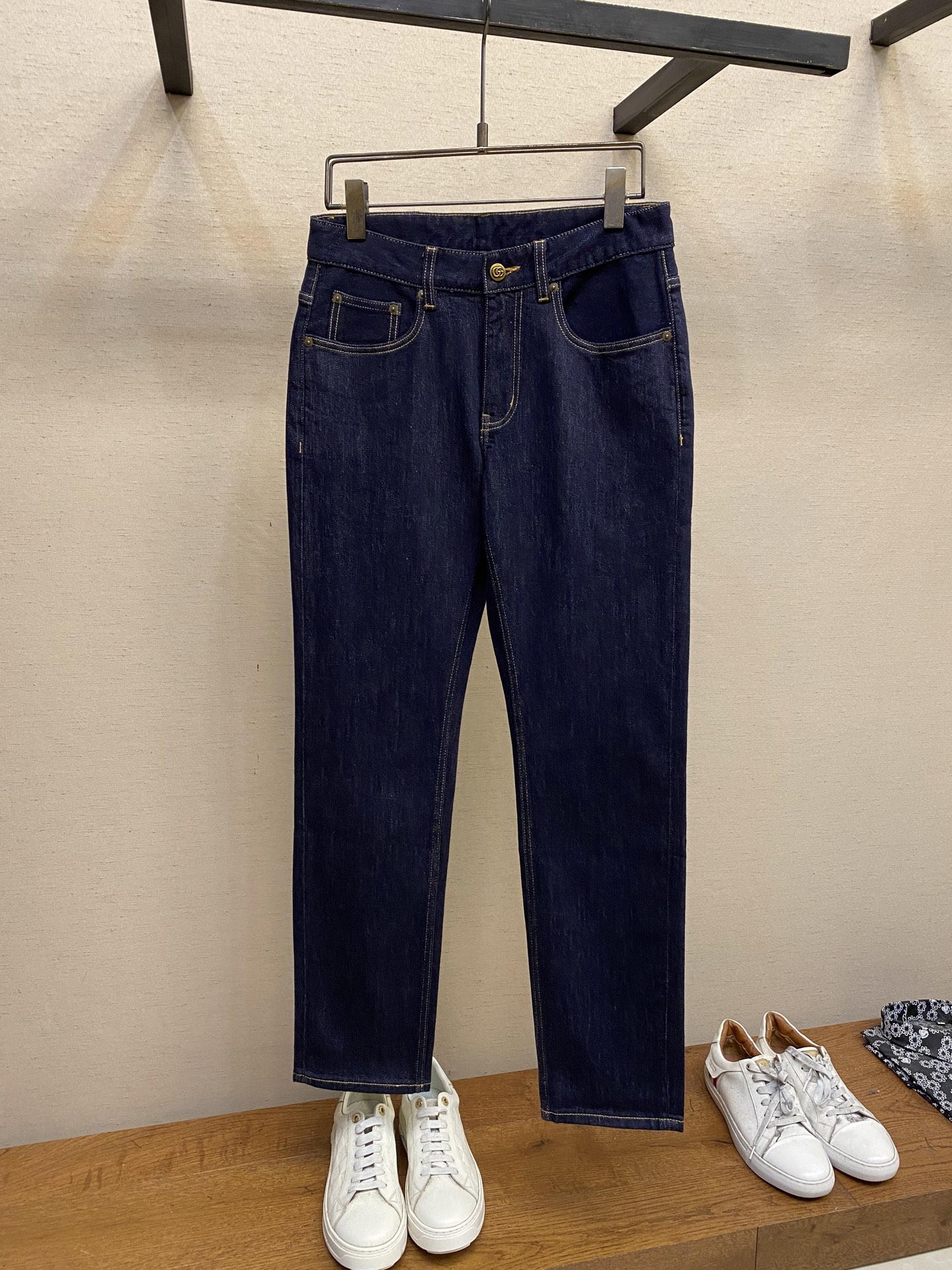 NO:122790,Gucci and Ss are easy to wear and not pick on their body shape. There are no restrictions on matching. They can set off other items in a random and simple way to show their style and posture~ I have to give it a thumbs up for its practical wear. The style/detail design is not to be chosen, and whoever wears it looks good. This jeans really have to modify the leg shape more than you imagined. The overall size is mainly comfortable. The trouser legs are just right, making them look slimmer and straight, and easily wear them in long legs all over the screen, and the aura is fully opened!  You can match any style of items, match with various T-shirts/shirts, knitted jackets, you don’t have to worry about matching on your daily trip. Size 29-38, gucci, jeans, jackets & coats,shirts,tees, t-shirt,alexander wang19860909Gucci、ss好穿不挑身材在搭配上没有太多的限制 随意简洁的衬托其他单品,来展现自己的风格姿态～ 对于它的实穿性不得不竖起一个大拇指了,版型／细节设计没得挑,谁穿谁好看.这款牛仔裤真的要比你想象中更加修饰腿型,整体以舒适为主,裤腿大小做的恰到好处,显瘦显腿直,轻松穿出满屏的大长腿,拉长比例气场全开！ 可以百搭任何风格的单品,搭配各种T恤／衬衫,针织外套都可,日常外出不必再为搭配而烦恼了 尺码29-38,,gucci,jeans,jackets & coats,shirts,tees，t-shirt,alexander wang,Men's clothing