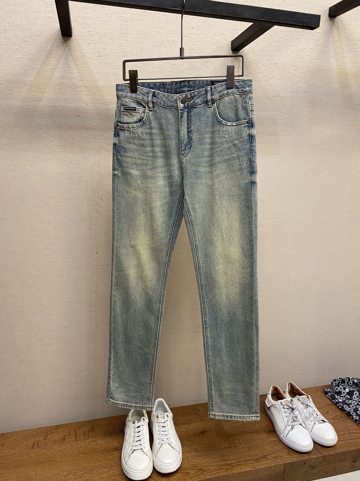 NO:122793,DG, SS is easy to wear and not picky about body shape. There are no restrictions on matching. You can set off other items in a random and simple way to show your style and posture~ I have to give it a thumbs up for its practical wear. The style/detail design is not to be chosen, and whoever wears it looks good. This jeans really have to modify the leg shape more than you imagined. The overall size is mainly comfortable. The trouser legs are just right, making them look slimmer and straight, and easily wear them all over the screen, and the lengthening and proportional aura is fully opened!  You can match any style of items, match with various T-shirts/shirts, knitted jackets, you don’t have to worry about matching on your daily trip Size 29-38, Dolce & Gabbana, jeans, jackets & coats,shirts,tees, t-shirt,alexander wang19860909DG,ss好穿不挑身材在搭配上没有太多的限制 随意简洁的衬托其他单品,来展现自己的风格姿态～ 对于它的实穿性不得不竖起一个大拇指了,版型／细节设计没得挑,谁穿谁好看.这款牛仔裤真的要比你想象中更加修饰腿型,整体以舒适为主,裤腿大小做的恰到好处,显瘦显腿直,轻松穿出满屏的大长腿,拉长比例气场全开！ 可以百搭任何风格的单品,搭配各种T恤／衬衫,针织外套都可,日常外出不必再为搭配而烦恼了 尺码29-38,,Dolce&Gabbana,jeans,jackets & coats,shirts,tees，t-shirt,alexander wang,Men's clothing