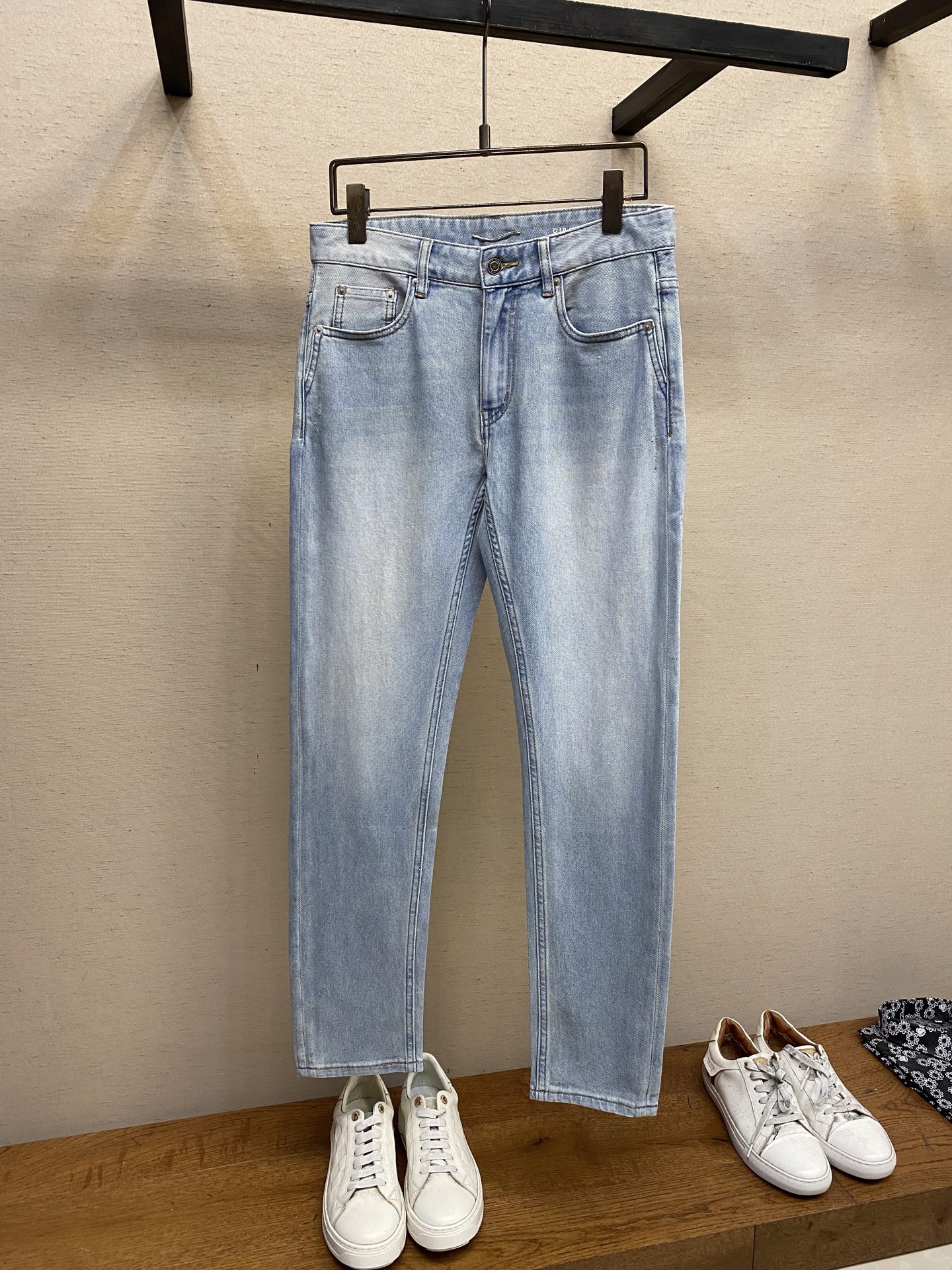 NO:122769,SLP... SS is easy to wear and not picky about body shape. There are no restrictions on matching. You can set off other items in a random and simple way to show your style and posture~ I have to give it a thumbs up for its practical wear. The style/detail design is not to be chosen, and whoever wears it looks good. This jeans really have to modify the leg shape more than you imagined. The overall size is mainly comfortable. The trouser legs are just right, making them look slimmer and straight, and easily wear them in long legs all over the screen, and the aura is fully opened!  You can match any style of items, match with various T-shirts/shirts, knitted jackets, you don’t have to worry about matching on your daily trip. Size 29-38, loro piano, jeans, jackets & coats,shirts,tees, t-shirt,alexander wang19860909SLP……ss好穿不挑身材在搭配上没有太多的限制 随意简洁的衬托其他单品,来展现自己的风格姿态～ 对于它的实穿性不得不竖起一个大拇指了,版型／细节设计没得挑,谁穿谁好看.这款牛仔裤真的要比你想象中更加修饰腿型,整体以舒适为主,裤腿大小做的恰到好处,显瘦显腿直,轻松穿出满屏的大长腿,拉长比例气场全开！ 可以百搭任何风格的单品,搭配各种T恤／衬衫,针织外套都可,日常外出不必再为搭配而烦恼了 尺码29-38,,loro piana,jeans,jackets & coats,shirts,tees，t-shirt,alexander wang,Men's clothing