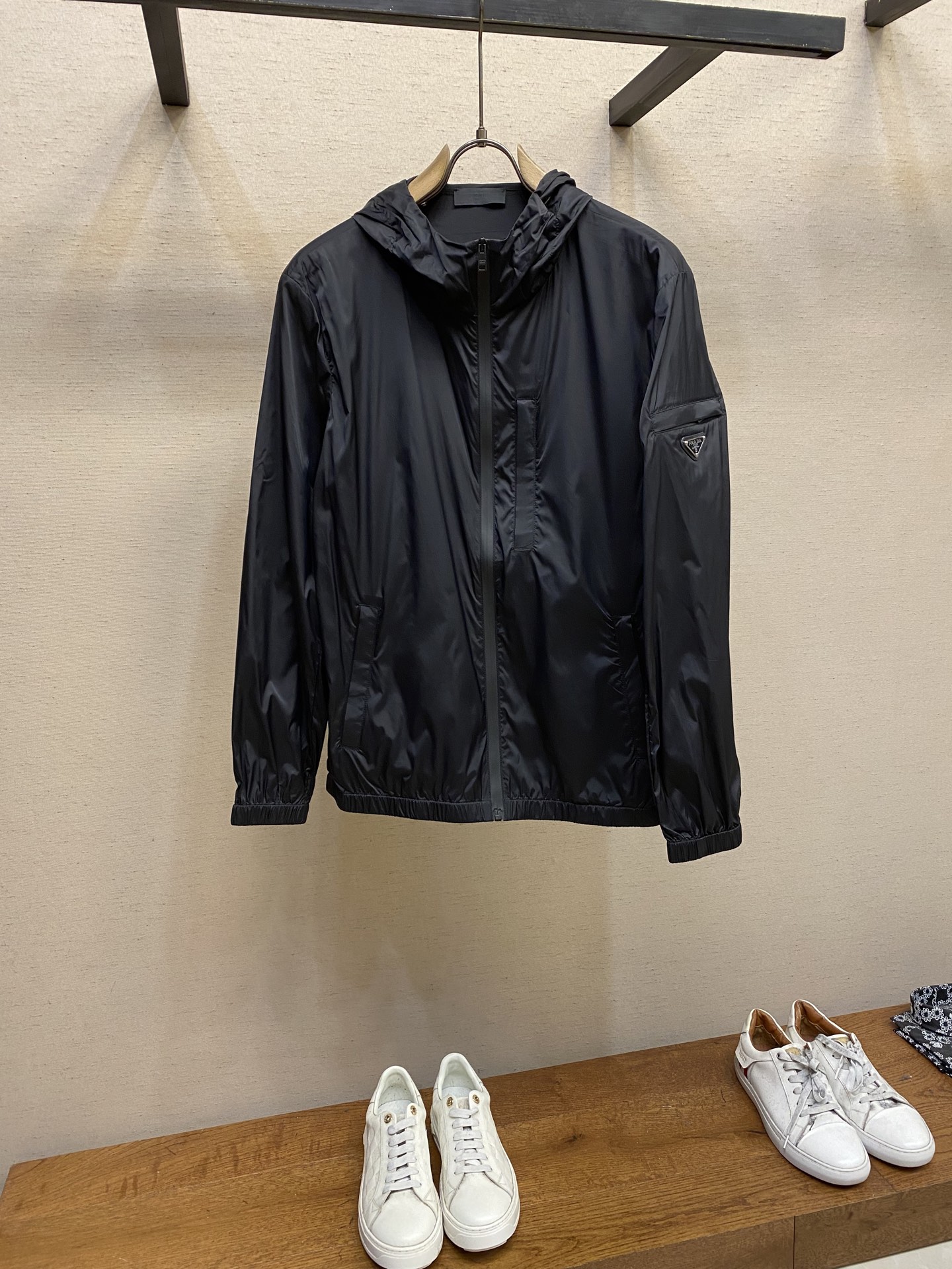 NO:122772,Prada, new men's casual custom jacket. Wearing a simple and capable casual jacket, instantly returns to fashionable and domineering, and is full of vitality. The most popular small stand-alone collar zipper design before history, all the fabrics need to be customized, full of luxury. The slim tailoring reflects our perfect body shape and can be easily controlled regardless of weight. Super versatile style, no matter how big it is, suitable for wearing different age groups. High street wear style, spring and summer matching tools. Size 48-56,,prada, jackets & coats, jackets & coats, alexander wang19860909Prada、新款男士休闲定制夹克外套.穿上简约干练的休闲外套,瞬间重回时髦霸气,又是活力满满的状态.史前最流行的小立领拉链设计,面料全部需要定制,奢华感十足.修身的剪裁体现出我们完美的体型无论胖瘦都可以轻松驾驭.超百搭款式,不挑身材的款,适合不同年龄段穿着.高街实穿款,春夏搭配利器 尺码48-56,,prada,jackets & coats,jackets & coats,alexander wang,Men's clothing