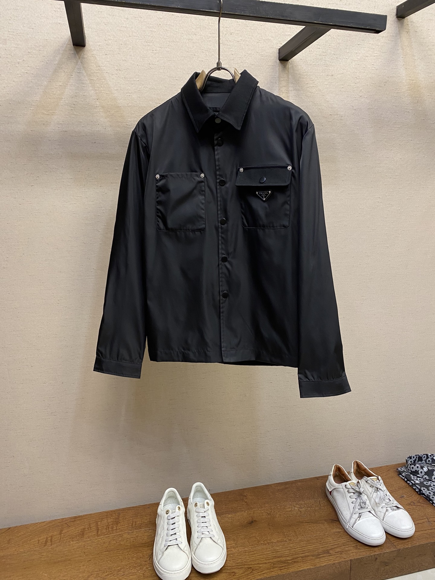 NO:122776,Prada, new men's casual custom jacket. Wearing a simple and capable casual jacket, instantly returns to fashionable and domineering, and is full of vitality. The most popular small stand-alone collar zipper design before history, all the fabrics need to be customized, full of luxury. The slim tailoring reflects our perfect body shape and can be easily controlled regardless of weight. Super versatile style, no matter how big it is, suitable for wearing different age groups. High street wear style, spring and summer matching tools. Size 48-56,,prada, jackets & coats, jackets & coats, alexander wang19860909Prada、新款男士休闲定制夹克外套.穿上简约干练的休闲外套,瞬间重回时髦霸气,又是活力满满的状态.史前最流行的小立领拉链设计,面料全部需要定制,奢华感十足.修身的剪裁体现出我们完美的体型无论胖瘦都可以轻松驾驭.超百搭款式,不挑身材的款,适合不同年龄段穿着.高街实穿款,春夏搭配利器 尺码48-56,,prada,jackets & coats,jackets & coats,alexander wang,Men's clothing