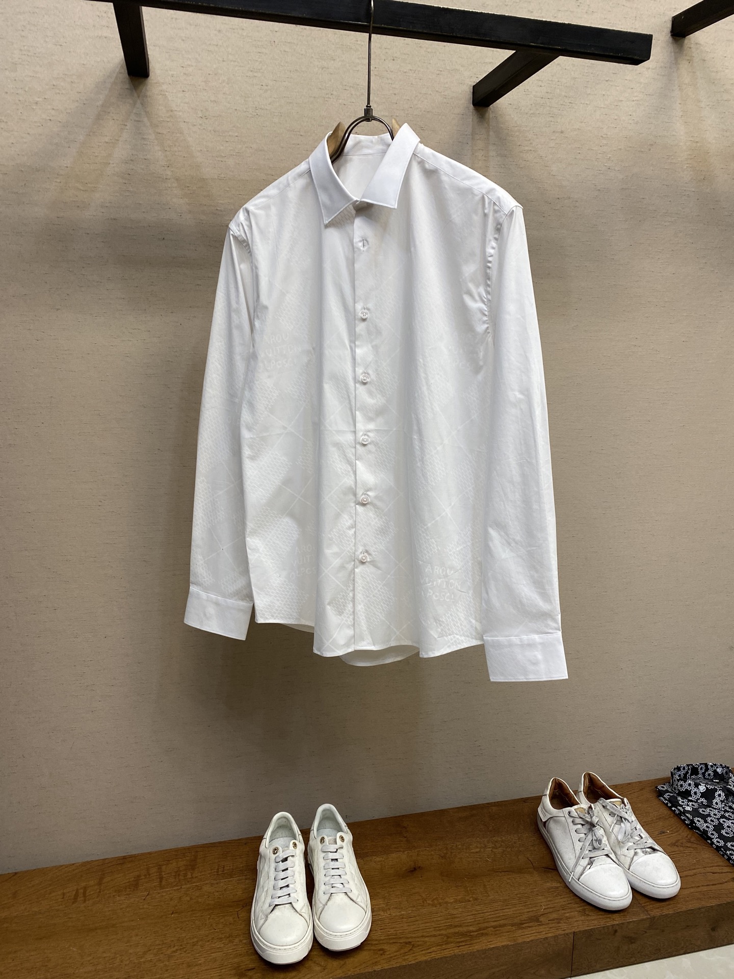 NO:951901,1V. Lvjia secretly printed flag plate long-sleeved casual business shirt!  A must-have item for men and women in all seasons. The color is made of Australian cotton fabrics, and natural dyes are custom-woven and dyed!  The deep sea conch shell buttons are the icing on the cake!  The dark eye-catching large logo adds a low-key, luxurious feel!  !  !  !  !  !  !  Market exclusive spot size S-2xl S size shoulder width 44 chest 102 sleeve length 62 dress length 75 M size shoulder width 45 chest 106 sleeve length 63 dress length 76 L size shoulder width 46 chest 110 sleeve length 64 dress length 77  vuitton,louis vuitton,shirts,198609091V、驴家暗印旗盘格长袖休闲商务衬衫！ 男女同款四季必备神器 彩用奥大利亚棉质面料,天然染料定织定染工艺！深海塔螺贝壳纽扣更是锦上添花！暗色引人注目的大logo,更家低调奢华大气！！！！！！！ 市场独家现货 尺码S-2xl S码肩宽44胸围102袖长62衣长75 M码肩宽45胸围106袖长63衣长76 L码肩宽46胸围110袖长64衣长77 XL码肩宽47胸围114袖长65衣长78 XXL码肩宽48胸围118袖长66衣长79,,louis vuitton,louis vuitton,shirts,,Men's clothing
