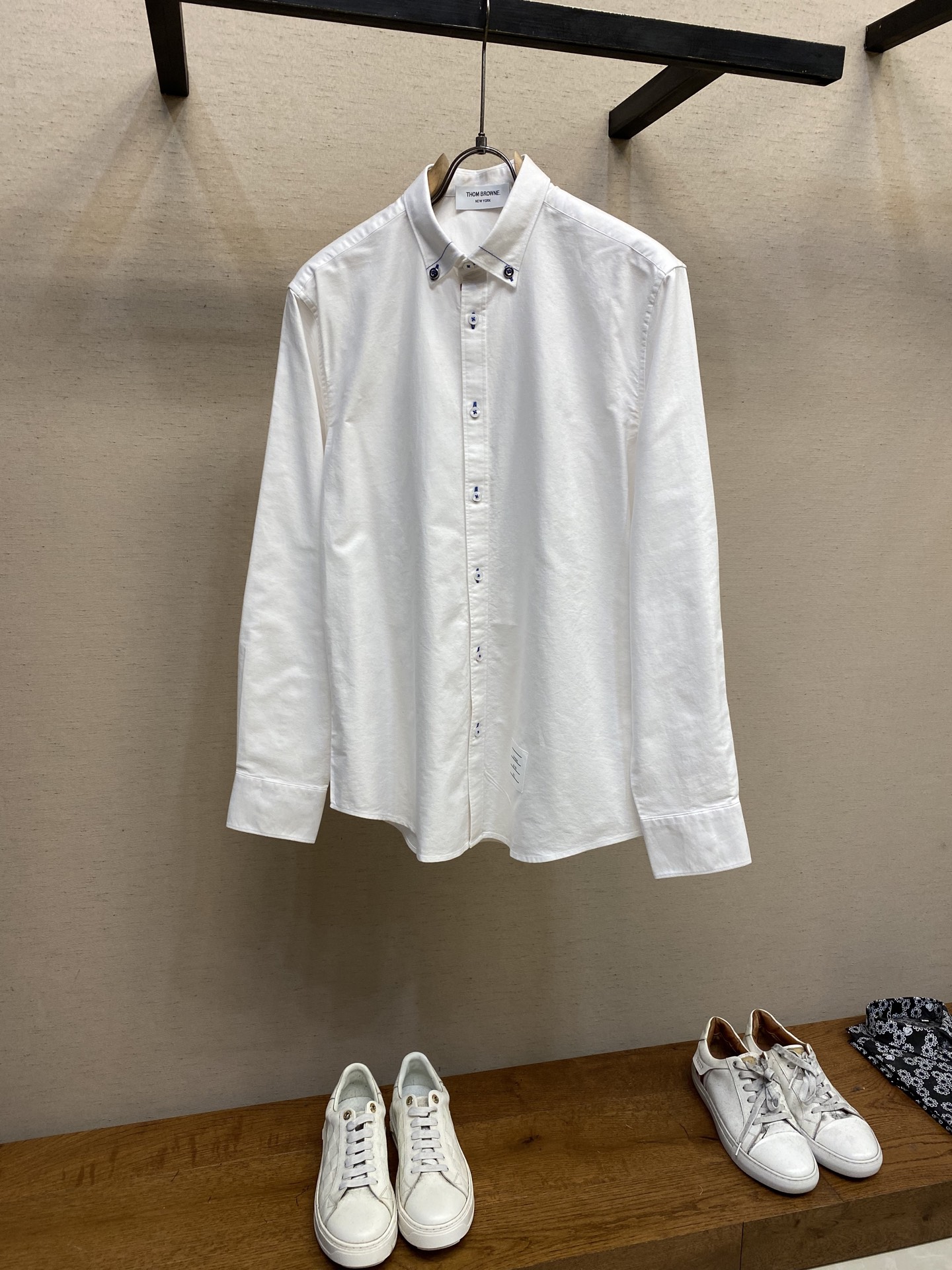 NO:951985,Thom Brown three-color grosgrain placket shirt with contrasting lines, casual loose long-sleeved shirt jacket for men and women!  Trading company channel, simultaneous sale on the official website for 7350 RMB, a fashion ace known to everyone on the earth, a super popular item, the best-selling item on the counter!  !  !  !  !  !  !  !  The signature series of items for couples are made of carefully selected top-quality high-density cotton fabrics supplied by customers. The surface of the fabric is pure and shiny, delicate and comfortable to the touch and full of drape. It has strong breathability and just the right thickness. It is an excellent choice for spring outer wear. Of course, there is no problem in wearing it alone, and the skin-friendly feeling is equally invincible!  The plackets are all decorated with a classic three-color red, white and blue webbing, which is easily identifiable. The splicing details are perfect and tight, and the quality is excellent!  The rare shell buckle design at the access control area not only increases convenience but also adds a lot of beauty!  Fashionable small pointed collar design, iconic three-color grosgrain on the back collar and label patch on the hem, loose and casual cut, and perfect workmanship. It is the first choice item for couples and a must-have shirt for daily commuting!  Sizes 0, 1, 2, 3, 4. Size 0 has shoulder width 44cm - chest 102cm - dress length 72cm - sleeve length 62cm. Size 1 has shoulder width 45cm - chest 106cm - dress length 73cm - sleeve length 63cm. Size 2 has shoulder width 46cm - chest 110cm - dress length 74cm - sleeve length 64cm.  Size 3 has shoulder width 47cm - bust 114cm - length 76cm - sleeve length 65cm Size 4 has shoulder width 48cm - bust 128cm - length 76cm - sleeve length 66cm,,jackets & coats,jackets & coats,shirts,19860909Thom Brown 三色罗缎门襟饰撞色线衬衣,男女同款休闲宽松长袖衬衫夹克外套！贸易公司渠道,同步官网发售7350RMB,一个地球人都认识的时尚王牌,超高人气单品,柜台的热销榜首！！！！！！！！ 情侣款招牌系列单品,精选客供顶级高密度棉质面料精选打造而成,面料表面纯正有光泽,触感细腻舒适且垂感十足,拥有极强的透气性能,厚薄程度恰到好处,是春季外穿的绝佳之选,当然单穿也没有任何问题,亲肤感同样无敌！门襟均饰有一条红白蓝经典三色织带点缀,辨识度根本无需多言,拼接细节处完美考究,严丝合缝,品相极赞！门禁处罕见的贝壳扣设计,增加便捷度的同时又增添了不少颜值度！时尚小尖领设计,后领标志性三色罗缎与下摆标签贴饰,宽松休闲的版型裁剪,做工版型都极致到位,情侣款首选单品,日常出街通勤必备的衬衣！ 尺码0,1,2,3,4 0码肩宽44cm-胸围102cm-衣长72cm-袖长62cm 1码肩宽45cm-胸围106cm-衣长73cm-袖长63cm 2码肩宽46cm-胸围110cm-衣长74cm-袖长64cm 3码肩宽47cm-胸围114cm-衣长76cm-袖长65cm 4码肩宽48cm-胸围128cm-衣长76cm-袖长66cm,,jackets & coats,jackets & coats,shirts,,Men's clothing