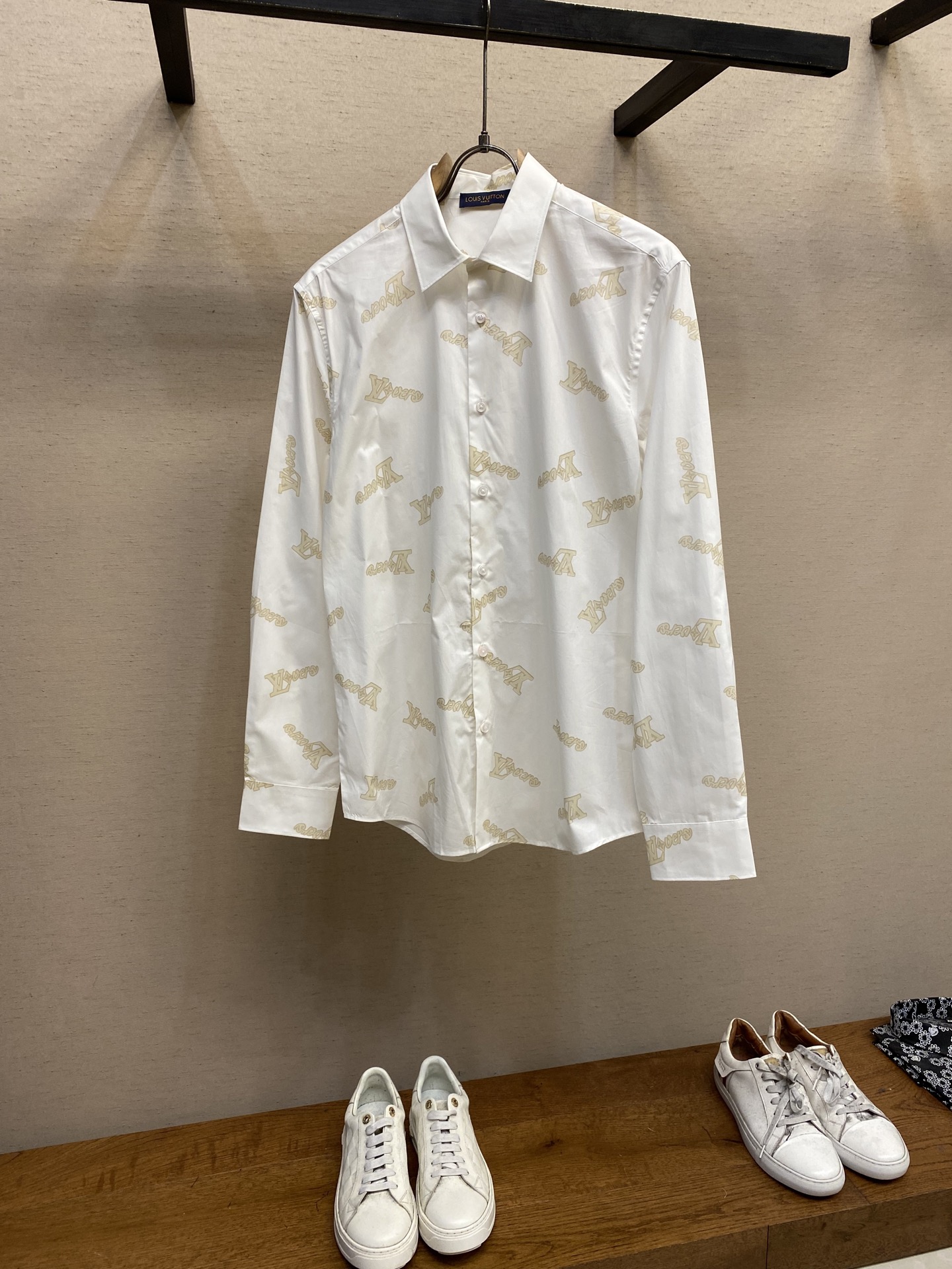 NO:122785,1V, Lujia full-print verse logo long-sleeved casual business shirt!  A must-have artifact for the same style as men and women in all seasons. Color is made of Audalia cotton fabric, natural dyestuffing and dyeing technology!  The deep-sea tower snail shell buttons are even more icing on the cake!  Extra-striking logo, luxurious and atmospheric!  Exclusive spot size S-2xl Color white Green Black S S size shoulder width 44 bust 102 sleeve length 62 clothes 75 M size shoulder width 45 bust 106 sleeve length 63 clothes 76 L size shoulder width 46 bust 110 sleeve length 64 clothes 77 XL size shoulder width 47 bust 114 sleeve length 65 clothes 78 XXL size shoulder width 48 bust 118 sleeve length 66 clothes 79,,louis vuitton,versace,louis vuitton,shirts,alexander wang198609091V、驴家满印verse logo长袖休闲商务衬衫！ 男女同款四季必备神器 彩用奥大利亚棉质面料,天然染料定织定染工艺！深海塔螺贝壳纽扣更是锦上添花！格外引人注目的大logo,奢华大气！ 市场独家现货 尺码S-2xl 颜色白色 绿色 黑色 S码肩宽44胸围102袖长62衣长75 M码肩宽45胸围106袖长63衣长76 L码肩宽46胸围110袖长64衣长77 XL码肩宽47胸围114袖长65衣长78 XXL码肩宽48胸围118袖长66衣长79,,louis vuitton,versace,louis vuitton,shirts,alexander wang,Men's clothing