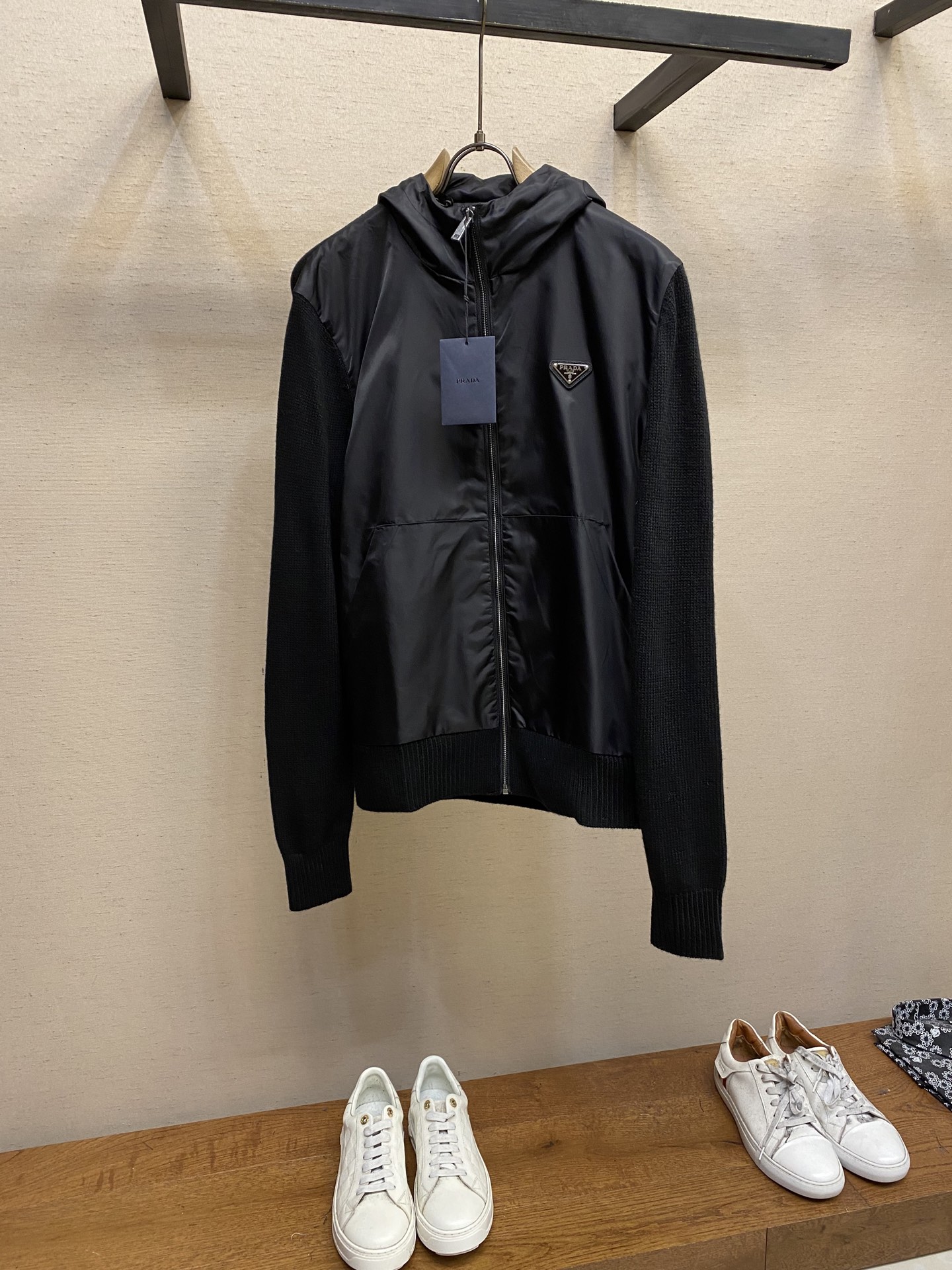 NO:122789,Prada, wool spliced ​​nylon jacket This product is made of wool cashmere blend and P family classic recycled nylon fabric. The wool cashmere blend provides a soft and delicate touch. The wool increases durability and warmth. The front sheet and hood are made of nylon fabric, which is more windproof and wear-resistant. Craft 1 The cashmere wool blend of the sleeves and back is made of jersey knitting process. The surface is flat and delicate, and the cuffs and hem ribs are woven with a double needle machine. The concave and convex stripes are clear, making it more stretchable and comfortable.  Craft 2 front sheet and sleeves are spliced ​​with hidden line technology to enhance the overall aesthetics and quality. The hood is double-stitched to increase firmness, matched with a round beef tendon hat rope and an adjustable rope head. The lower edge of the cap is high to the chin, which is very wrapping and has a better warmth effect. There are patch pockets on the left and right bottom, and the pocket mouth is knotted to make it stronger. The chest is decorated with a Prada-coated enamel triangle mark, highlighting the recognition of the brand. One-to-coated brand letter zipper head One-to-coated enamel triangle mark One-to-coated hat rope adjustment head Size S-XL, Prada, Prada, Jackets & coats, Hats, Alexander wang19860909Prada、羊毛拼接尼龙夹克 这款产品选用了羊毛羊绒混纺和P家经典再生尼龙面料,羊毛羊绒混纺提供了柔软细腻的触感,羊毛增加耐用性和保暖性,前片和风帽选用尼龙面料,更具有防风性和耐磨性.. 工艺1衣袖和后背的羊绒羊毛混纺采用平纹针织工艺表面平整质感细腻,袖口和下摆罗纹运用双针机编织而成,凹凸有致,条纹清晰,使其更具有伸展性和舒适性 工艺2前片和袖子采用隐藏线工艺拼接而成,提升整体的美观度和品质感.风帽做了双层缝合增加牢固性,搭配圆牛筋帽绳和可调节绳头.帽下沿高至下巴处,做到了很好的包裹性,有更好的保暖作用,下方左右均设有贴袋,袋口做了套结使其更加牢固.胸前饰有普拉达涂珐琅三角标,凸显了品牌的辨识度. 一比一定制品牌字母拉链头 一比一定制涂珐琅三角标 一比一定制帽绳调节头 尺码S-XL,,prada,prada,jackets & coats,hats,alexander wang,Men's clothing