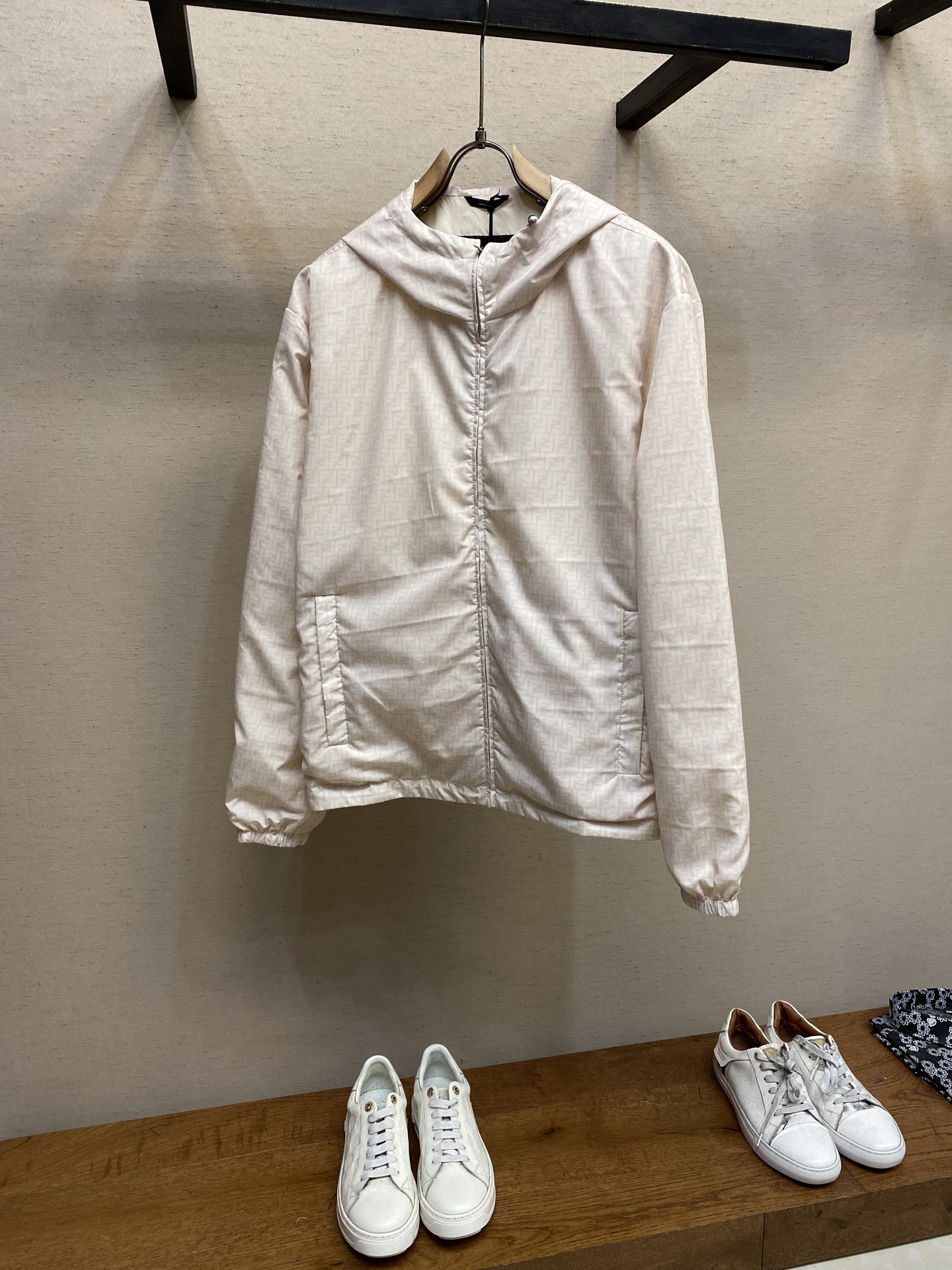 NO:122786,Fendi, Indonesian windproof jacket fabric is made of high-end ultra-fine nylon material. The fabric is waterproof and wear-resistant after special treatment; it also has a soft touch and a lightweight wear feeling. Nylon itself has good wrinkle resistance and is easy to take care of everyday. Crafts and details The brand's classic double F LOGO is presented on the fabric through screen printing technology, with bright colors and strong durability.  After careful cutting, the LOGO alignment of the ready-made garment was reversed one-to-one. The hood and hem were both round beef tendon drawstrings and one-to-one metal adjustment buckles, which can adjust the elasticity according to needs. The zipper design is also a must-have way of opening and closing for windbreakers. The zipper head with brand letters also reflects the brand recognition. The flat beef tendon cuffs fit well with the wrist. It is comfortable and warm. The double-sided bag design is convenient for storing items, and the bag has a edging, making it beautiful and elegant. The auxiliary materials are one-to-one elastic adjustment buckle One-to-one washing water mark mark Size S-XL,,fendi, jackets & coats,hats,alexander wang19860909Fendi、满印尼龙防风夹克 面料 选用高端的超细尼龙材质,面料经过特殊处理之后兼具防水性和耐磨性；同时又具有柔软的触感和轻盈的穿着感.尼龙本身有很好的抗皱性,易于日常打理.  工艺与细节 通过丝网印花技术将品牌经典的双F LOGO呈现于面料之上,色彩鲜艳,耐久性强. 经过细致的裁剪将成衣的LOGO对位对线,做到了一比一还原.兜帽和下摆均采用圆牛筋抽绳和一比一定制金属调节扣,可根据需求调节松紧,拉链设计也是风衣的必备开合方式,带品牌字母的拉链头也体现了品牌辨识度.扁牛筋收袖口很好的贴合手腕.既舒适,又保暖.双侧袋的设计方便收纳物品,袋口有做包边,使其美观大方. 辅料一比一松紧调节扣  一比一洗水标唛头 尺码S-XL,,fendi,jackets & coats,hats,alexander wang,Men's clothing