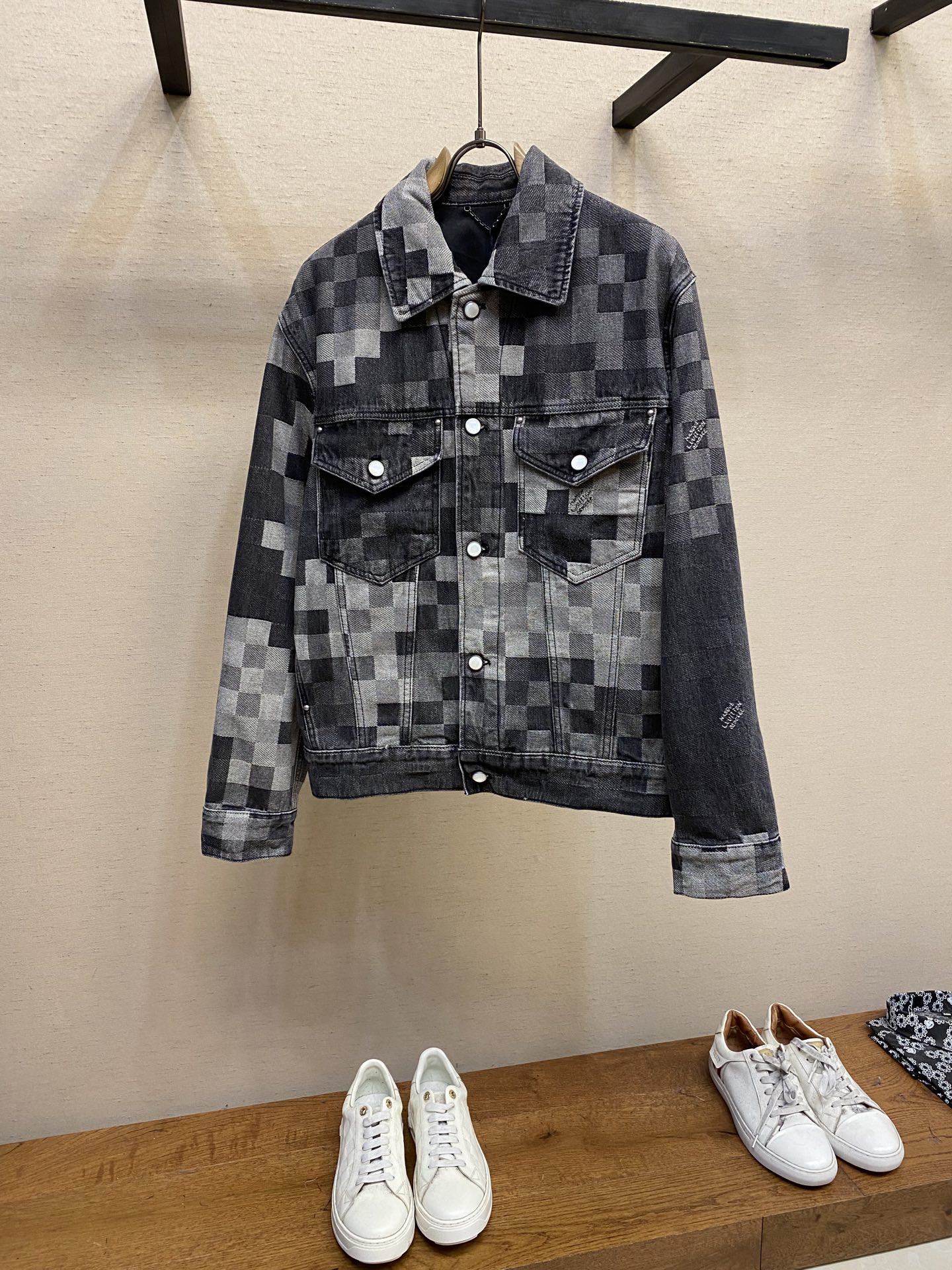 NO:135121,1V and 5ss mosaic checkerboard denim jacket original 25,900 purchased and developed, customized one-month cycle bamboo cotton denim denim developed as-is-original gradient mosaic plaid fabric, letters on denim one to one restore, pearl hardware laser engraving logo ergonomic quantity 6w, single pearl button cost rmb, details are perfectly processed, enzyme soaking and washing process after garment, the denim is slightly yellowed and presenting time traces, and finally used hand-made nail buckles cannot be used because the button material is pearl, machine button scrap rate is 40, 13 pearl buttons on the whole body are hand-made nail buckles, non-replicating artwork, tribute to Feidong. Size 46 48 50 52,,manolo blahnik,jackets & coats,alexander wang198609091V、5ss马赛克棋盘格牛仔外套 原版25,900购入开发,定做一个月周期竹节棉牛仔布 原样开发渐变马赛克格子面料 牛仔上字母提花一比一还原 珍珠五金镭射刻字logo起订量6w颗 单颗珍珠扣子成本rmb 细节处理完美 成衣后作酵素浸泡洗水工艺 使牛仔布微微泛黄呈现时间痕迹 最后采用手工钉扣 不能使用机器设备打扣 因为扣子材料是珍珠 机器打扣报废率40 全身上下13颗珍珠扣均为手工钉扣 不可复制的艺术品 致敬菲董. 尺码46 48 50 52,,manolo blahnik,jackets & coats,alexander wang,Men's clothing